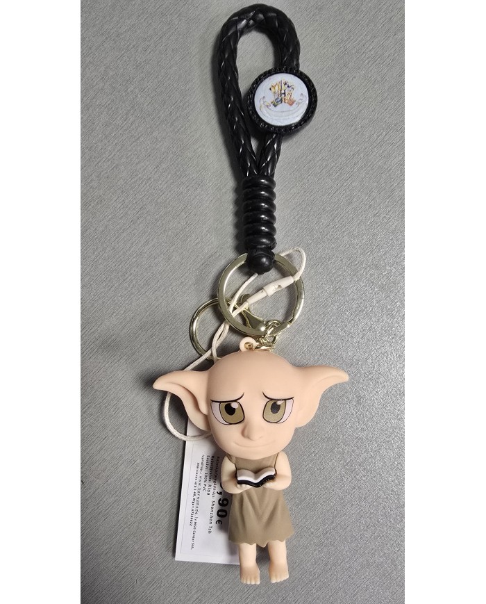 Bernumode | 3D Keychain -Harry Potter, Dobby - piekariņš 3,22 € Dobi ir izdomāts tēls Dž.K. Roulingas Harija Potera sērijā. Viņš ir mājsaimniecības elfs, kurš sākotnēji kalpo Malfoju ģimenei. Dobi tiek iepazīstināts Harijs Poters un noslēpumu kambaris, kur viņš tiek attēlots kā vergs, kuru ļaunprātīgi izturas viņa meistari, Malfoji. Tomēr Dobi tiek atbrīvots no vergošanas ar Harija Potera palīdzību, kas iezīmē viņa ceļojuma sākumu uz brīvu un neatkarīgu dzīvi.
Galvenās Dobi īpašības:

Izskats: Dobi ir neliels, ar lielām, kā spārniņiem līdzīgām ausīm un zaļām acīm. Viņam ir tievs, saplēsts ķermenis, un viņš parasti valkā drānu vai zeķi kā brīvības simbolu.
Personība: Dobi ir laipns, uzticīgs un viņam ir spēcīgs morāles izjūta. Viņš bieži runā trešajā personā un izrāda dziļu cieņu pret Hariju Poteru, kuru uzskata par savu varoni.
Spējas: Kā mājsaimniecības elfs Dobi ir burvju spējas, piemēram, ātri veikt uzdevumus un pārvietoties ar lielu precizitāti.
Loma stāstā: Dobi atbrīvošana ir nozīmīgs brīdis sērijā, jo tas simbolizē atbrīvošanas tēmu un stāvēšanu par pareizo. Pēc atbrīvošanas Dobi strādā Hogvortsā un palīdz Harijam un viņa draugiem vēlākajos grāmatās.
Nāve: Dobi mirst Harijs Poters un Nāves dārgakmeņi, kad glābj Hariju un viņa draugus no Malfoju muižas. Viņu nogalināja Bellatrix Lestrēžas nazis, bet viņš mirst kā brīvs elfs, iegūstot cieņu pēdējās dzīves minūtēs.


