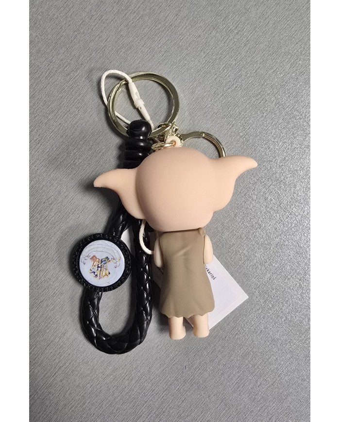Bernumode | 3D Keychain -Harry Potter, Dobby - piekariņš 3,22 € Dobi ir izdomāts tēls Dž.K. Roulingas Harija Potera sērijā. Viņš ir mājsaimniecības elfs, kurš sākotnēji kalpo Malfoju ģimenei. Dobi tiek iepazīstināts Harijs Poters un noslēpumu kambaris, kur viņš tiek attēlots kā vergs, kuru ļaunprātīgi izturas viņa meistari, Malfoji. Tomēr Dobi tiek atbrīvots no vergošanas ar Harija Potera palīdzību, kas iezīmē viņa ceļojuma sākumu uz brīvu un neatkarīgu dzīvi.
Galvenās Dobi īpašības:

Izskats: Dobi ir neliels, ar lielām, kā spārniņiem līdzīgām ausīm un zaļām acīm. Viņam ir tievs, saplēsts ķermenis, un viņš parasti valkā drānu vai zeķi kā brīvības simbolu.
Personība: Dobi ir laipns, uzticīgs un viņam ir spēcīgs morāles izjūta. Viņš bieži runā trešajā personā un izrāda dziļu cieņu pret Hariju Poteru, kuru uzskata par savu varoni.
Spējas: Kā mājsaimniecības elfs Dobi ir burvju spējas, piemēram, ātri veikt uzdevumus un pārvietoties ar lielu precizitāti.
Loma stāstā: Dobi atbrīvošana ir nozīmīgs brīdis sērijā, jo tas simbolizē atbrīvošanas tēmu un stāvēšanu par pareizo. Pēc atbrīvošanas Dobi strādā Hogvortsā un palīdz Harijam un viņa draugiem vēlākajos grāmatās.
Nāve: Dobi mirst Harijs Poters un Nāves dārgakmeņi, kad glābj Hariju un viņa draugus no Malfoju muižas. Viņu nogalināja Bellatrix Lestrēžas nazis, bet viņš mirst kā brīvs elfs, iegūstot cieņu pēdējās dzīves minūtēs.

