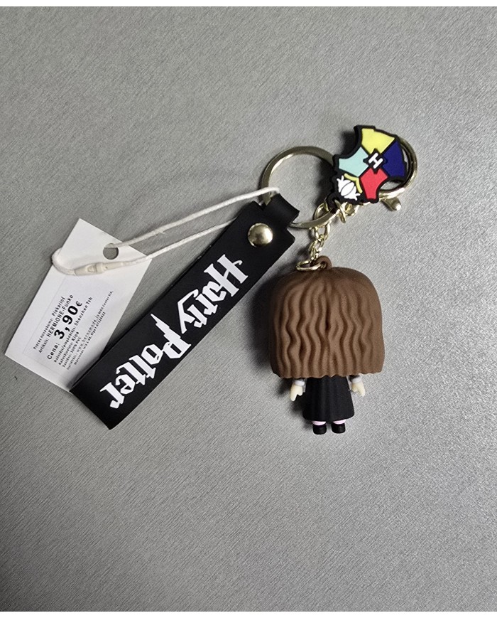 Bernumode | 3D Keychain -Harry Potter,Funko Pop style, Hermione Granger - брелок 3,22 € 
Гермиона Грейнджер — одна из главных героинь серии книг Дж.К. Роулинг «Гарри Поттер». Она является магистерским учеником, родившимся в семье маглов, и становится одной из ближайших подруг Гарри Поттера. Гермиона известна своей умственностью, сильным чувством справедливости и верностью своим друзьям. Она играет важную роль в множестве приключений, которые Гарри, Рон и она проходят вместе.
Основные характеристики Гермионы Грейнджер:
Полное имя: Гермиона Джин Грейнджер.
Дата рождения: 19 сентября 1979 года.
Внешность: У Гермионы каштановые волосы, коричневые глаза, и она часто выглядит несколько неопрятно из-за её увлеченности учебой. Внешне она описана как довольно непримечательная, но с годами становится гораздо более привлекательной.
Личность: Гермиона очень умна, трудолюбива и находчива. Она предана своим учебным дисциплинам и часто выступает в роли разума в группе друзей. У неё сильное чувство морали, и она всегда готова бороться за справедливость и за то, что правильно.
Способности: Гермиона обладает исключительными магическими способностями, особенно в области заклинаний и волшебных предметов. Она известна своей компетентностью в магических науках и способностью быстро учиться.
Роль в истории: Гермиона является одной из лучших подруг Гарри, и многое из успехов их приключений зависит от её знаний и магических способностей. Она часто предлагает решения проблем, и её преданность Гарри и Рону не подвергается сомнению.
Ключевые отношения: Гермиона поддерживает глубокую дружбу с Гарри и Роном Уизли. Она также развивает романтические отношения с Роном, что становится важной частью сюжета в серии.
 
 Bernumode | 3D Keychain -Harry Potter,Funko Pop style, Hermione Granger - брелок 3,22 € 
Гермиона Грейнджер — одна из главных героинь серии книг Дж.К. Роулинг «Гарри Поттер». Она является магистерским учеником, родившимся в семье маглов, и становится одной из ближайших подруг Гарри Поттера. Гермиона известна своей умственностью, сильным чувством справедливости и верностью своим друзьям. Она играет важную роль в множестве приключений, которые Гарри, Рон и она проходят вместе.
Основные характеристики Гермионы Грейнджер:
Полное имя: Гермиона Джин Грейнджер.
Дата рождения: 19 сентября 1979 года.
Внешность: У Гермионы каштановые волосы, коричневые глаза, и она часто выглядит несколько неопрятно из-за её увлеченности учебой. Внешне она описана как довольно непримечательная, но с годами становится гораздо более привлекательной.
Личность: Гермиона очень умна, трудолюбива и находчива. Она предана своим учебным дисциплинам и часто выступает в роли разума в группе друзей. У неё сильное чувство морали, и она всегда готова бороться за справедливость и за то, что правильно.
Способности: Гермиона обладает исключительными магическими способностями, особенно в области заклинаний и волшебных предметов. Она известна своей компетентностью в магических науках и способностью быстро учиться.
Роль в истории: Гермиона является одной из лучших подруг Гарри, и многое из успехов их приключений зависит от её знаний и магических способностей. Она часто предлагает решения проблем, и её преданность Гарри и Рону не подвергается сомнению.
Ключевые отношения: Гермиона поддерживает глубокую дружбу с Гарри и Роном Уизли. Она также развивает романтические отношения с Роном, что становится важной частью сюжета в серии.