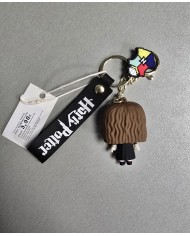 Bernumode | 3D Keychain -Harry Potter,Funko Pop style, Hermione Granger - piekariņš 3,22 € Hermione Grendžere ir viena no galvenajām varonēm Dž.K. Roulingas Harija Potera sērijā. Viņa ir burvju meitene, kas piedzimusi muggle ģimenē, un kļūst par vienu no Harija Potera tuvākajiem draugiem un sabiedrotajiem. Hermiona ir pazīstama ar savu inteliģenci, spēcīgo taisnīguma izjūtu un dziļo uzticību draugiem. Viņa spēlē nozīmīgu lomu daudzos piedzīvojumos, kuros piedalās Harijs, Ronis un viņa pati.
Galvenās Hermiones Grendžeres īpašības:
Pilns vārds: Hermiona Džīna Grendžere.
Dzimšana: 1979. gada 19. septembris.
Izskats: Hermionai ir cirtaini brūni mati, brūnas acis, un viņa bieži izskatās nedaudz neuzkrītoši sakauta intelektuālo nodarbju dēļ. Viņa sākotnēji tiek aprakstīta kā diezgan vienkārša izskata, bet vēlākajos gados kļūst par ļoti pievilcīgu sievieti.
Personība: Hermiona ir ļoti inteliģenta, centīga un izdomas bagāta. Viņa ir ļoti veltīta saviem mācību priekšmetiem un bieži ir balsis saprātam savā draugu grupā. Viņai ir spēcīga morāles izjūta, un viņa vienmēr ir gatava cīnīties par taisnīgumu un to, kas ir pareizi.
Spējas: Hermiona ir izcila burvībā, īpaši burvju rituālos un burvju priekšmetos. Viņa ir pazīstama ar savu prasmīgumu burvju mācībās un ātru mācīšanās spēju.
Loma stāstā: Hermiona ir Harija labākā draudzene, un daudz kas no viņu piedzīvojumu veiksmes ir atkarīgs no viņas zināšanām un burvju prasmēm. Viņa bieži nāk klajā ar plāniem, lai atrisinātu problēmas, un viņas uzticība Harijam un Ronim nekad nenovēršas.
Galvenās attiecības: Hermiona dalās dziļā draudzībā ar Hariju un Ronu Vesliju. Tāpat viņa attīsta romantiskas attiecības ar Ronu, kas kļūst par nozīmīgu apakšsižetu sērijā.
 Bernumode | 3D Keychain -Harry Potter,Funko Pop style, Hermione Granger - piekariņš 3,22 € Hermione Grendžere ir viena no galvenajām varonēm Dž.K. Roulingas Harija Potera sērijā. Viņa ir burvju meitene, kas piedzimusi muggle ģimenē, un kļūst par vienu no Harija Potera tuvākajiem draugiem un sabiedrotajiem. Hermiona ir pazīstama ar savu inteliģenci, spēcīgo taisnīguma izjūtu un dziļo uzticību draugiem. Viņa spēlē nozīmīgu lomu daudzos piedzīvojumos, kuros piedalās Harijs, Ronis un viņa pati.
Galvenās Hermiones Grendžeres īpašības:
Pilns vārds: Hermiona Džīna Grendžere.
Dzimšana: 1979. gada 19. septembris.
Izskats: Hermionai ir cirtaini brūni mati, brūnas acis, un viņa bieži izskatās nedaudz neuzkrītoši sakauta intelektuālo nodarbju dēļ. Viņa sākotnēji tiek aprakstīta kā diezgan vienkārša izskata, bet vēlākajos gados kļūst par ļoti pievilcīgu sievieti.
Personība: Hermiona ir ļoti inteliģenta, centīga un izdomas bagāta. Viņa ir ļoti veltīta saviem mācību priekšmetiem un bieži ir balsis saprātam savā draugu grupā. Viņai ir spēcīga morāles izjūta, un viņa vienmēr ir gatava cīnīties par taisnīgumu un to, kas ir pareizi.
Spējas: Hermiona ir izcila burvībā, īpaši burvju rituālos un burvju priekšmetos. Viņa ir pazīstama ar savu prasmīgumu burvju mācībās un ātru mācīšanās spēju.
Loma stāstā: Hermiona ir Harija labākā draudzene, un daudz kas no viņu piedzīvojumu veiksmes ir atkarīgs no viņas zināšanām un burvju prasmēm. Viņa bieži nāk klajā ar plāniem, lai atrisinātu problēmas, un viņas uzticība Harijam un Ronim nekad nenovēršas.
Galvenās attiecības: Hermiona dalās dziļā draudzībā ar Hariju un Ronu Vesliju. Tāpat viņa attīsta romantiskas attiecības ar Ronu, kas kļūst par nozīmīgu apakšsižetu sērijā.