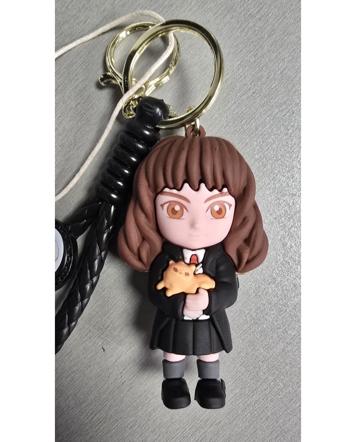Bernumode | 3D Keychain -Harry Potter, Hermione Granger - piekariņš 3,22 € Hermione Grendžere ir viena no galvenajām varonēm Dž.K. Roulingas Harija Potera sērijā. Viņa ir burvju meitene, kas piedzimusi muggle ģimenē, un kļūst par vienu no Harija Potera tuvākajiem draugiem un sabiedrotajiem. Hermiona ir pazīstama ar savu inteliģenci, spēcīgo taisnīguma izjūtu un dziļo uzticību draugiem. Viņa spēlē nozīmīgu lomu daudzos piedzīvojumos, kuros piedalās Harijs, Ronis un viņa pati.
Galvenās Hermiones Grendžeres īpašības:
Pilns vārds: Hermiona Džīna Grendžere.
Dzimšana: 1979. gada 19. septembris.
Izskats: Hermionai ir cirtaini brūni mati, brūnas acis, un viņa bieži izskatās nedaudz neuzkrītoši sakauta intelektuālo nodarbju dēļ. Viņa sākotnēji tiek aprakstīta kā diezgan vienkārša izskata, bet vēlākajos gados kļūst par ļoti pievilcīgu sievieti.
Personība: Hermiona ir ļoti inteliģenta, centīga un izdomas bagāta. Viņa ir ļoti veltīta saviem mācību priekšmetiem un bieži ir balsis saprātam savā draugu grupā. Viņai ir spēcīga morāles izjūta, un viņa vienmēr ir gatava cīnīties par taisnīgumu un to, kas ir pareizi.
Spējas: Hermiona ir izcila burvībā, īpaši burvju rituālos un burvju priekšmetos. Viņa ir pazīstama ar savu prasmīgumu burvju mācībās un ātru mācīšanās spēju.
Loma stāstā: Hermiona ir Harija labākā draudzene, un daudz kas no viņu piedzīvojumu veiksmes ir atkarīgs no viņas zināšanām un burvju prasmēm. Viņa bieži nāk klajā ar plāniem, lai atrisinātu problēmas, un viņas uzticība Harijam un Ronim nekad nenovēršas.
Galvenās attiecības: Hermiona dalās dziļā draudzībā ar Hariju un Ronu Vesliju. Tāpat viņa attīsta romantiskas attiecības ar Ronu, kas kļūst par nozīmīgu apakšsižetu sērijā.
 Bernumode | 3D Keychain -Harry Potter, Hermione Granger - piekariņš 3,22 € Hermione Grendžere ir viena no galvenajām varonēm Dž.K. Roulingas Harija Potera sērijā. Viņa ir burvju meitene, kas piedzimusi muggle ģimenē, un kļūst par vienu no Harija Potera tuvākajiem draugiem un sabiedrotajiem. Hermiona ir pazīstama ar savu inteliģenci, spēcīgo taisnīguma izjūtu un dziļo uzticību draugiem. Viņa spēlē nozīmīgu lomu daudzos piedzīvojumos, kuros piedalās Harijs, Ronis un viņa pati.
Galvenās Hermiones Grendžeres īpašības:
Pilns vārds: Hermiona Džīna Grendžere.
Dzimšana: 1979. gada 19. septembris.
Izskats: Hermionai ir cirtaini brūni mati, brūnas acis, un viņa bieži izskatās nedaudz neuzkrītoši sakauta intelektuālo nodarbju dēļ. Viņa sākotnēji tiek aprakstīta kā diezgan vienkārša izskata, bet vēlākajos gados kļūst par ļoti pievilcīgu sievieti.
Personība: Hermiona ir ļoti inteliģenta, centīga un izdomas bagāta. Viņa ir ļoti veltīta saviem mācību priekšmetiem un bieži ir balsis saprātam savā draugu grupā. Viņai ir spēcīga morāles izjūta, un viņa vienmēr ir gatava cīnīties par taisnīgumu un to, kas ir pareizi.
Spējas: Hermiona ir izcila burvībā, īpaši burvju rituālos un burvju priekšmetos. Viņa ir pazīstama ar savu prasmīgumu burvju mācībās un ātru mācīšanās spēju.
Loma stāstā: Hermiona ir Harija labākā draudzene, un daudz kas no viņu piedzīvojumu veiksmes ir atkarīgs no viņas zināšanām un burvju prasmēm. Viņa bieži nāk klajā ar plāniem, lai atrisinātu problēmas, un viņas uzticība Harijam un Ronim nekad nenovēršas.
Galvenās attiecības: Hermiona dalās dziļā draudzībā ar Hariju un Ronu Vesliju. Tāpat viņa attīsta romantiskas attiecības ar Ronu, kas kļūst par nozīmīgu apakšsižetu sērijā.