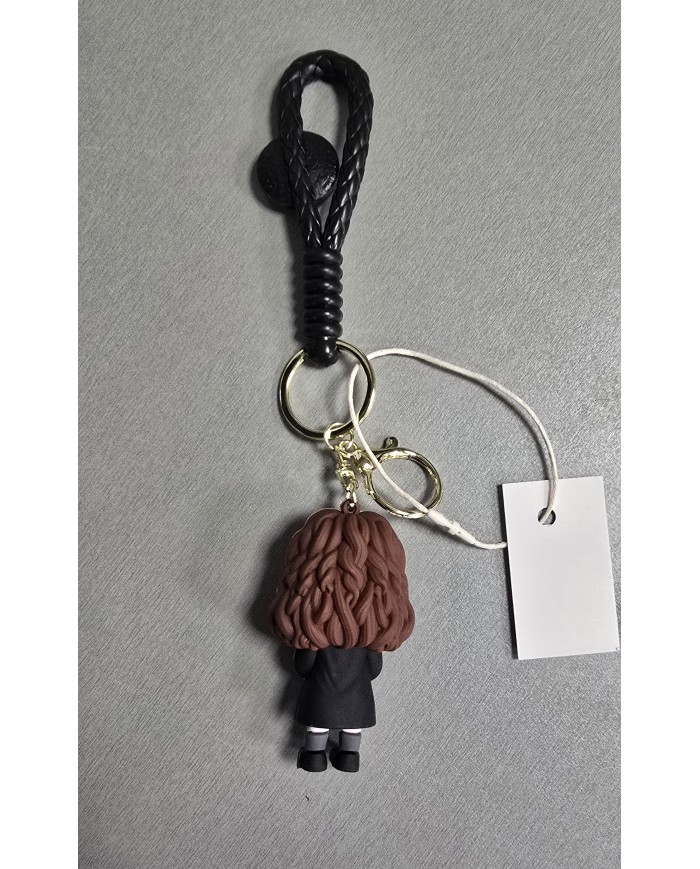 Bernumode | 3D Keychain -Harry Potter, Hermione Granger - piekariņš 3,22 € Hermione Grendžere ir viena no galvenajām varonēm Dž.K. Roulingas Harija Potera sērijā. Viņa ir burvju meitene, kas piedzimusi muggle ģimenē, un kļūst par vienu no Harija Potera tuvākajiem draugiem un sabiedrotajiem. Hermiona ir pazīstama ar savu inteliģenci, spēcīgo taisnīguma izjūtu un dziļo uzticību draugiem. Viņa spēlē nozīmīgu lomu daudzos piedzīvojumos, kuros piedalās Harijs, Ronis un viņa pati.
Galvenās Hermiones Grendžeres īpašības:
Pilns vārds: Hermiona Džīna Grendžere.
Dzimšana: 1979. gada 19. septembris.
Izskats: Hermionai ir cirtaini brūni mati, brūnas acis, un viņa bieži izskatās nedaudz neuzkrītoši sakauta intelektuālo nodarbju dēļ. Viņa sākotnēji tiek aprakstīta kā diezgan vienkārša izskata, bet vēlākajos gados kļūst par ļoti pievilcīgu sievieti.
Personība: Hermiona ir ļoti inteliģenta, centīga un izdomas bagāta. Viņa ir ļoti veltīta saviem mācību priekšmetiem un bieži ir balsis saprātam savā draugu grupā. Viņai ir spēcīga morāles izjūta, un viņa vienmēr ir gatava cīnīties par taisnīgumu un to, kas ir pareizi.
Spējas: Hermiona ir izcila burvībā, īpaši burvju rituālos un burvju priekšmetos. Viņa ir pazīstama ar savu prasmīgumu burvju mācībās un ātru mācīšanās spēju.
Loma stāstā: Hermiona ir Harija labākā draudzene, un daudz kas no viņu piedzīvojumu veiksmes ir atkarīgs no viņas zināšanām un burvju prasmēm. Viņa bieži nāk klajā ar plāniem, lai atrisinātu problēmas, un viņas uzticība Harijam un Ronim nekad nenovēršas.
Galvenās attiecības: Hermiona dalās dziļā draudzībā ar Hariju un Ronu Vesliju. Tāpat viņa attīsta romantiskas attiecības ar Ronu, kas kļūst par nozīmīgu apakšsižetu sērijā.
 Bernumode | 3D Keychain -Harry Potter, Hermione Granger - piekariņš 3,22 € Hermione Grendžere ir viena no galvenajām varonēm Dž.K. Roulingas Harija Potera sērijā. Viņa ir burvju meitene, kas piedzimusi muggle ģimenē, un kļūst par vienu no Harija Potera tuvākajiem draugiem un sabiedrotajiem. Hermiona ir pazīstama ar savu inteliģenci, spēcīgo taisnīguma izjūtu un dziļo uzticību draugiem. Viņa spēlē nozīmīgu lomu daudzos piedzīvojumos, kuros piedalās Harijs, Ronis un viņa pati.
Galvenās Hermiones Grendžeres īpašības:
Pilns vārds: Hermiona Džīna Grendžere.
Dzimšana: 1979. gada 19. septembris.
Izskats: Hermionai ir cirtaini brūni mati, brūnas acis, un viņa bieži izskatās nedaudz neuzkrītoši sakauta intelektuālo nodarbju dēļ. Viņa sākotnēji tiek aprakstīta kā diezgan vienkārša izskata, bet vēlākajos gados kļūst par ļoti pievilcīgu sievieti.
Personība: Hermiona ir ļoti inteliģenta, centīga un izdomas bagāta. Viņa ir ļoti veltīta saviem mācību priekšmetiem un bieži ir balsis saprātam savā draugu grupā. Viņai ir spēcīga morāles izjūta, un viņa vienmēr ir gatava cīnīties par taisnīgumu un to, kas ir pareizi.
Spējas: Hermiona ir izcila burvībā, īpaši burvju rituālos un burvju priekšmetos. Viņa ir pazīstama ar savu prasmīgumu burvju mācībās un ātru mācīšanās spēju.
Loma stāstā: Hermiona ir Harija labākā draudzene, un daudz kas no viņu piedzīvojumu veiksmes ir atkarīgs no viņas zināšanām un burvju prasmēm. Viņa bieži nāk klajā ar plāniem, lai atrisinātu problēmas, un viņas uzticība Harijam un Ronim nekad nenovēršas.
Galvenās attiecības: Hermiona dalās dziļā draudzībā ar Hariju un Ronu Vesliju. Tāpat viņa attīsta romantiskas attiecības ar Ronu, kas kļūst par nozīmīgu apakšsižetu sērijā.