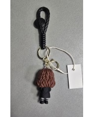 Bernumode | 3D Keychain -Harry Potter, Hermione Granger - piekariņš 3,22 € Hermione Grendžere ir viena no galvenajām varonēm Dž.K. Roulingas Harija Potera sērijā. Viņa ir burvju meitene, kas piedzimusi muggle ģimenē, un kļūst par vienu no Harija Potera tuvākajiem draugiem un sabiedrotajiem. Hermiona ir pazīstama ar savu inteliģenci, spēcīgo taisnīguma izjūtu un dziļo uzticību draugiem. Viņa spēlē nozīmīgu lomu daudzos piedzīvojumos, kuros piedalās Harijs, Ronis un viņa pati.
Galvenās Hermiones Grendžeres īpašības:
Pilns vārds: Hermiona Džīna Grendžere.
Dzimšana: 1979. gada 19. septembris.
Izskats: Hermionai ir cirtaini brūni mati, brūnas acis, un viņa bieži izskatās nedaudz neuzkrītoši sakauta intelektuālo nodarbju dēļ. Viņa sākotnēji tiek aprakstīta kā diezgan vienkārša izskata, bet vēlākajos gados kļūst par ļoti pievilcīgu sievieti.
Personība: Hermiona ir ļoti inteliģenta, centīga un izdomas bagāta. Viņa ir ļoti veltīta saviem mācību priekšmetiem un bieži ir balsis saprātam savā draugu grupā. Viņai ir spēcīga morāles izjūta, un viņa vienmēr ir gatava cīnīties par taisnīgumu un to, kas ir pareizi.
Spējas: Hermiona ir izcila burvībā, īpaši burvju rituālos un burvju priekšmetos. Viņa ir pazīstama ar savu prasmīgumu burvju mācībās un ātru mācīšanās spēju.
Loma stāstā: Hermiona ir Harija labākā draudzene, un daudz kas no viņu piedzīvojumu veiksmes ir atkarīgs no viņas zināšanām un burvju prasmēm. Viņa bieži nāk klajā ar plāniem, lai atrisinātu problēmas, un viņas uzticība Harijam un Ronim nekad nenovēršas.
Galvenās attiecības: Hermiona dalās dziļā draudzībā ar Hariju un Ronu Vesliju. Tāpat viņa attīsta romantiskas attiecības ar Ronu, kas kļūst par nozīmīgu apakšsižetu sērijā.
 Bernumode | 3D Keychain -Harry Potter, Hermione Granger - piekariņš 3,22 € Hermione Grendžere ir viena no galvenajām varonēm Dž.K. Roulingas Harija Potera sērijā. Viņa ir burvju meitene, kas piedzimusi muggle ģimenē, un kļūst par vienu no Harija Potera tuvākajiem draugiem un sabiedrotajiem. Hermiona ir pazīstama ar savu inteliģenci, spēcīgo taisnīguma izjūtu un dziļo uzticību draugiem. Viņa spēlē nozīmīgu lomu daudzos piedzīvojumos, kuros piedalās Harijs, Ronis un viņa pati.
Galvenās Hermiones Grendžeres īpašības:
Pilns vārds: Hermiona Džīna Grendžere.
Dzimšana: 1979. gada 19. septembris.
Izskats: Hermionai ir cirtaini brūni mati, brūnas acis, un viņa bieži izskatās nedaudz neuzkrītoši sakauta intelektuālo nodarbju dēļ. Viņa sākotnēji tiek aprakstīta kā diezgan vienkārša izskata, bet vēlākajos gados kļūst par ļoti pievilcīgu sievieti.
Personība: Hermiona ir ļoti inteliģenta, centīga un izdomas bagāta. Viņa ir ļoti veltīta saviem mācību priekšmetiem un bieži ir balsis saprātam savā draugu grupā. Viņai ir spēcīga morāles izjūta, un viņa vienmēr ir gatava cīnīties par taisnīgumu un to, kas ir pareizi.
Spējas: Hermiona ir izcila burvībā, īpaši burvju rituālos un burvju priekšmetos. Viņa ir pazīstama ar savu prasmīgumu burvju mācībās un ātru mācīšanās spēju.
Loma stāstā: Hermiona ir Harija labākā draudzene, un daudz kas no viņu piedzīvojumu veiksmes ir atkarīgs no viņas zināšanām un burvju prasmēm. Viņa bieži nāk klajā ar plāniem, lai atrisinātu problēmas, un viņas uzticība Harijam un Ronim nekad nenovēršas.
Galvenās attiecības: Hermiona dalās dziļā draudzībā ar Hariju un Ronu Vesliju. Tāpat viņa attīsta romantiskas attiecības ar Ronu, kas kļūst par nozīmīgu apakšsižetu sērijā.