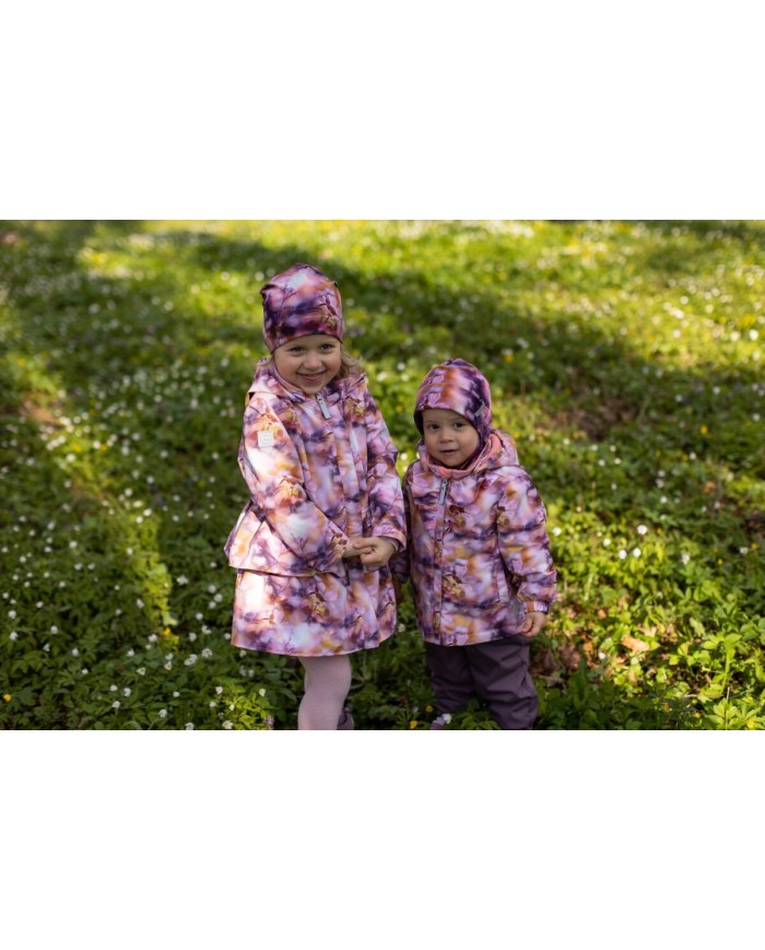 Bernumode | LENNE: Демисезонный комплект ROZA 80 г +  45 г 79,27 € Этот комплект из водонепроницаемой ткани Active подойдет для маленьких девочек, которые любят активный отдых на улице и не боятся промокнуть. Водонепроницаемая поверхность ткани прочная и удобная, так как защищает от ветра и дождя, не деформируется и выдерживает регулярную стирку, сохраняя свои первоначальные качества. Если надеть под куртку ветро- и водонепроницаемые брюки, то получится идеальный выбор для повседневных игр на свежем воздухе. В дизайне изделия присутствуют светоотражающие детали, которые делают вашего ребенка заметным даже в темное время суток. Безопасный капюшон на кнопках отстегивается от изделия, если застрянет.
 Водяной столб: 5 000/10 000 мм 
Дышащий: 5 000/10 000 г/м2/24ч 
Комплект, защищающий от непогоды, с очаровательным принтом в верхней части, подходит для ношения в весенне-осенний период.
Верхняя часть Active и нижняя часть Active+. Наши высокотехнологичные ткани имеют водонепроницаемую мембрану, которая не дает воде проникать сквозь изделие. В то же время они обладают способностью испарять пот. ◆Водонепроницаемость: водяной столб 5000/10 000 мм ◆Воздухопроницаемость: скорость пропускания водяного пара 5000/10 000 г/м²/24 ч ◆Ветроустойчивость: воздухопроницаемость 0 л/м²с ◆Водо- и грязеотталкивающие свойства: покрытие DWR (Durable Water Repellent)
Утеплитель WARM ** — лучший выбор для прохладной погоды. Идеально подходит для температур ...0 °C. Этот утеплитель изготовлен из переработанных материалов, что снижает потребность в чрезмерном потреблении природных ресурсов. Совет: проверьте «ощущаемую» температуру. Такие факторы, как ветер и влажность, играют большую роль в том, насколько холодно вы себя чувствуете, и вам может потребоваться использовать дополнительный слой.
Петля для крепления отражателя.
 Bernumode | LENNE: Демисезонный комплект ROZA 80 г +  45 г 79,27 € Этот комплект из водонепроницаемой ткани Active подойдет для маленьких девочек, которые любят активный отдых на улице и не боятся промокнуть. Водонепроницаемая поверхность ткани прочная и удобная, так как защищает от ветра и дождя, не деформируется и выдерживает регулярную стирку, сохраняя свои первоначальные качества. Если надеть под куртку ветро- и водонепроницаемые брюки, то получится идеальный выбор для повседневных игр на свежем воздухе. В дизайне изделия присутствуют светоотражающие детали, которые делают вашего ребенка заметным даже в темное время суток. Безопасный капюшон на кнопках отстегивается от изделия, если застрянет.
 Водяной столб: 5 000/10 000 мм 
Дышащий: 5 000/10 000 г/м2/24ч 
Комплект, защищающий от непогоды, с очаровательным принтом в верхней части, подходит для ношения в весенне-осенний период.
Верхняя часть Active и нижняя часть Active+. Наши высокотехнологичные ткани имеют водонепроницаемую мембрану, которая не дает воде проникать сквозь изделие. В то же время они обладают способностью испарять пот. ◆Водонепроницаемость: водяной столб 5000/10 000 мм ◆Воздухопроницаемость: скорость пропускания водяного пара 5000/10 000 г/м²/24 ч ◆Ветроустойчивость: воздухопроницаемость 0 л/м²с ◆Водо- и грязеотталкивающие свойства: покрытие DWR (Durable Water Repellent)
Утеплитель WARM ** — лучший выбор для прохладной погоды. Идеально подходит для температур ...0 °C. Этот утеплитель изготовлен из переработанных материалов, что снижает потребность в чрезмерном потреблении природных ресурсов. Совет: проверьте «ощущаемую» температуру. Такие факторы, как ветер и влажность, играют большую роль в том, насколько холодно вы себя чувствуете, и вам может потребоваться использовать дополнительный слой.
Петля для крепления отражателя.