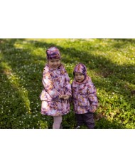 Bernumode | Lenne: Starpsezonas komplekts ROZA 80 g +  45 g 79,27 € Šis komplekts, kas izgatavots no laikapstākļiem izturīga Active auduma, ir piemērots mazākām meitenēm, kurām patīk būt aktīvām ārā un kuras nebaidās samirkt. Auduma ūdensizturīgā virsma ir izturīga un ērta, jo pasargā no vēja un lietus, nedeformējas un izturas ar regulāru mazgāšanu, saglabājot savas sākotnējās īpašības. Zem jakas valkājot vēja un lietus necaurlaidīgas bikses, tā ir ideāla izvēle ikdienas spēlēm brīvā dabā. Produkta dizainā ir atstarojošas detaļas, kas padara jūsu bērnu redzamu pat tad, ja ārā ir tumšs. Droša spiedpogas pārsegs atdalās no izstrādājuma, ja tas iestrēgst.
Ūdensizturība: 5 000/10 000 mm 
Elpošanas spēja: 5 000/10 000 g/m2/24h 
Laikapstākļiem izturīgs komplekts ar burvīgu apdruku augšējo daļu ir piemērots valkāšanai pavasara-rudens periodā.
Augšējā daļa Active un apakšējā daļa Active+. Mūsu augsto tehnoloģiju audumiem ir ūdensnecaurlaidīga membrāna, kas neļauj ūdenim iekļūt izstrādājumā. Tajā pašā laikā tai ir spēja iztvaikot sviedrus. ◆Ūdensizturība: ūdens stabs 5000/10 000 mm ◆Elpošanas spēja: ūdens tvaiku caurlaidība 5000/10 000 g/m²/24h ◆Vēja pretestība: gaisa caurlaidība 0 l/m²s ◆Ūdens un augsnes atgrūšanas spēja: DWR izturīgs
VIEGLI SILTA**: izolācija ir labākā izvēle vēsiem laikapstākļiem. Lieliski piemērota temperatūrai ...0 °C. Šī vate ir izgatavota no otrreizēji pārstrādātiem materiāliem, samazinot vajadzību pārmērīgi patērēt dabas resursus. Padoms: pārbaudiet temperatūru "jūtas kā". Tādiem faktoriem kā vējš un mitrums lielā mērā ietekmē to, cik auksts jūtaties, un jums var būt nepieciešams izmantot papildu slāni.
Cilpa atstarotāja piestiprināšanai.
 Bernumode | Lenne: Starpsezonas komplekts ROZA 80 g +  45 g 79,27 € Šis komplekts, kas izgatavots no laikapstākļiem izturīga Active auduma, ir piemērots mazākām meitenēm, kurām patīk būt aktīvām ārā un kuras nebaidās samirkt. Auduma ūdensizturīgā virsma ir izturīga un ērta, jo pasargā no vēja un lietus, nedeformējas un izturas ar regulāru mazgāšanu, saglabājot savas sākotnējās īpašības. Zem jakas valkājot vēja un lietus necaurlaidīgas bikses, tā ir ideāla izvēle ikdienas spēlēm brīvā dabā. Produkta dizainā ir atstarojošas detaļas, kas padara jūsu bērnu redzamu pat tad, ja ārā ir tumšs. Droša spiedpogas pārsegs atdalās no izstrādājuma, ja tas iestrēgst.
Ūdensizturība: 5 000/10 000 mm 
Elpošanas spēja: 5 000/10 000 g/m2/24h 
Laikapstākļiem izturīgs komplekts ar burvīgu apdruku augšējo daļu ir piemērots valkāšanai pavasara-rudens periodā.
Augšējā daļa Active un apakšējā daļa Active+. Mūsu augsto tehnoloģiju audumiem ir ūdensnecaurlaidīga membrāna, kas neļauj ūdenim iekļūt izstrādājumā. Tajā pašā laikā tai ir spēja iztvaikot sviedrus. ◆Ūdensizturība: ūdens stabs 5000/10 000 mm ◆Elpošanas spēja: ūdens tvaiku caurlaidība 5000/10 000 g/m²/24h ◆Vēja pretestība: gaisa caurlaidība 0 l/m²s ◆Ūdens un augsnes atgrūšanas spēja: DWR izturīgs
VIEGLI SILTA**: izolācija ir labākā izvēle vēsiem laikapstākļiem. Lieliski piemērota temperatūrai ...0 °C. Šī vate ir izgatavota no otrreizēji pārstrādātiem materiāliem, samazinot vajadzību pārmērīgi patērēt dabas resursus. Padoms: pārbaudiet temperatūru "jūtas kā". Tādiem faktoriem kā vējš un mitrums lielā mērā ietekmē to, cik auksts jūtaties, un jums var būt nepieciešams izmantot papildu slāni.
Cilpa atstarotāja piestiprināšanai.