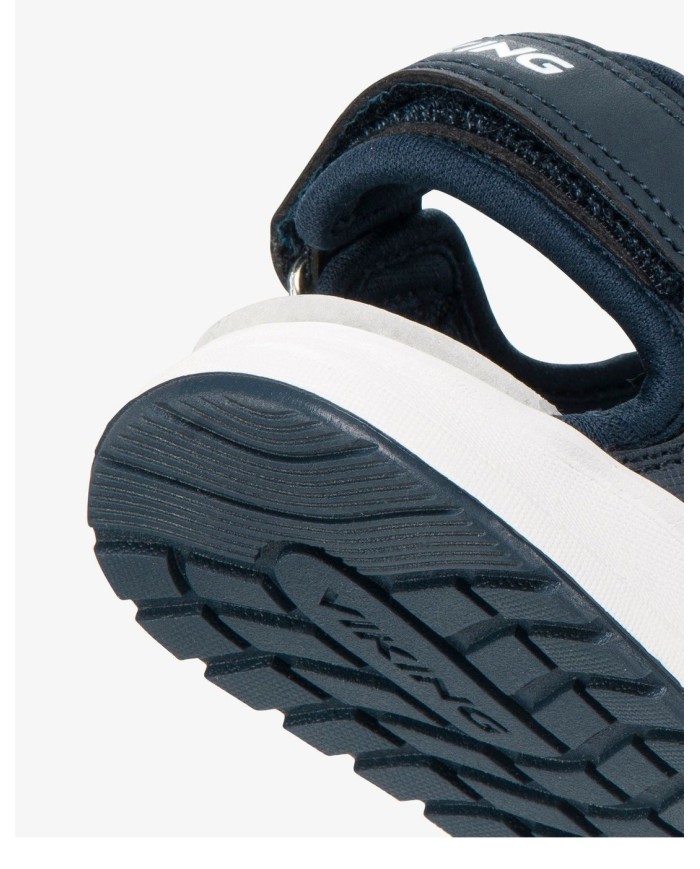 Bernumode | Viking: ANCHOR-Детские спортивные сандали 32,95 € Классический стиль и комфорт. Anchor — это спортивные сандалии для активных детей, которым нужны сандалии, способные на все. Они имеют классическую открытую конструкцию и изготовлены из прочных материалов, которые при этом остаются мягкими на ощупь. Три ремня на липучке обеспечивают множественную регулировку, их легко застёгивать и разстёгивать  маленькими ручками, а также легко подобрать подходящую посадку. Стелька из амортизирующего полиуретана покрыта замшей, который помогает удерживать влагу в жаркие дни. Подошва Anchor изготовлена из натурального каучука, поэтому ваш ребенок может безопасно бегать по любым типам поверхностей. Anchor — это все функции, которые нужны детям в сандалиях, в сочетании с великолепным внешним видом. Можно стирать при 30 градусах. Не рекомендуем использовать кондиционер для белья.
• Замшевая стелька для контроля влажности; •Быстрая шнуровка для более быстрого перехода и адаптивной посадки; •Легко надеть/снять и быстро отрегулировать с помощью липучки; •Машинная стирка при 30°C; •Резиновая подошва; • Эргономичная посадка для растущей ноги.

