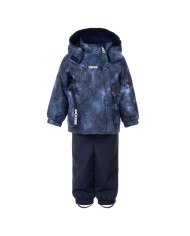 Bernumode | LENNE: Демисезонный комплект KENT 80 г +  45 г 79,27 € Комплект для мальчика, выполненный из водонепроницаемой ткани, является универсальным и практичным нарядом с ранней весны до поздней осени. Надев под куртку ветро- и водонепроницаемые брюки, вы получите идеальный выбор для повседневных игр на свежем воздухе. Надев куртку поверх джинсов или более вежливых брюк, вы получите очень удобную и красивую уличную одежду. Вместительный боковой карман на молнии вмещает как носовой платок, так и любимую игрушку ребенка. Ткань с водонепроницаемым покрытием защищает от ветра и дождя, не деформируется и не выдерживает регулярных стирок, сохраняя свои первоначальные свойства. Капюшон, застегивающийся на тесьму, безопасен, так как при запутывании от изделия нужно избавляться.
 Водяной столб: 5 000/10 000 мм 
Дышащий: 5 000/10 000 г/м2/24ч 
Непромокаемый комплект со светоотражающим принтом в верхней части подойдет для ношения в весенне-осенний период. 
Наша высокотехнологичная ткань Active+ имеет водонепроницаемую мембрану, которая не позволяет воде проникать сквозь изделие. В то же время она обладает способностью испарять пот. ◆Водостойкость: водяной столб 10 000 мм ◆Воздухопроницаемость: скорость пропускания водяного пара 10 000 г/м²/24 ч ◆Ветрозащита: воздухопроницаемость 0 л/м²с ◆Водо- и грязеотталкивающие свойства: покрытие DWR (Durable Water Repellent) 
Теплый ** утеплитель — лучший выбор для прохладной погоды. Идеально подходит для температур ...0 °C. Этот утеплитель изготовлен из переработанных материалов, что снижает необходимость чрезмерного потребления природных ресурсов. Совет: проверьте «ощущаемую» температуру. Такие факторы, как ветер и влажность, играют большую роль в том, насколько холодно вы себя чувствуете, и вам может потребоваться использовать дополнительный слой.
 Светоотражающая ткань, принт на ткани отражается в темноте и делает ребенка более заметным 
Петля для крепления светоотражателя.
 Bernumode | LENNE: Демисезонный комплект KENT 80 г +  45 г 79,27 € Комплект для мальчика, выполненный из водонепроницаемой ткани, является универсальным и практичным нарядом с ранней весны до поздней осени. Надев под куртку ветро- и водонепроницаемые брюки, вы получите идеальный выбор для повседневных игр на свежем воздухе. Надев куртку поверх джинсов или более вежливых брюк, вы получите очень удобную и красивую уличную одежду. Вместительный боковой карман на молнии вмещает как носовой платок, так и любимую игрушку ребенка. Ткань с водонепроницаемым покрытием защищает от ветра и дождя, не деформируется и не выдерживает регулярных стирок, сохраняя свои первоначальные свойства. Капюшон, застегивающийся на тесьму, безопасен, так как при запутывании от изделия нужно избавляться.
 Водяной столб: 5 000/10 000 мм 
Дышащий: 5 000/10 000 г/м2/24ч 
Непромокаемый комплект со светоотражающим принтом в верхней части подойдет для ношения в весенне-осенний период. 
Наша высокотехнологичная ткань Active+ имеет водонепроницаемую мембрану, которая не позволяет воде проникать сквозь изделие. В то же время она обладает способностью испарять пот. ◆Водостойкость: водяной столб 10 000 мм ◆Воздухопроницаемость: скорость пропускания водяного пара 10 000 г/м²/24 ч ◆Ветрозащита: воздухопроницаемость 0 л/м²с ◆Водо- и грязеотталкивающие свойства: покрытие DWR (Durable Water Repellent) 
Теплый ** утеплитель — лучший выбор для прохладной погоды. Идеально подходит для температур ...0 °C. Этот утеплитель изготовлен из переработанных материалов, что снижает необходимость чрезмерного потребления природных ресурсов. Совет: проверьте «ощущаемую» температуру. Такие факторы, как ветер и влажность, играют большую роль в том, насколько холодно вы себя чувствуете, и вам может потребоваться использовать дополнительный слой.
 Светоотражающая ткань, принт на ткани отражается в темноте и делает ребенка более заметным 
Петля для крепления светоотражателя.