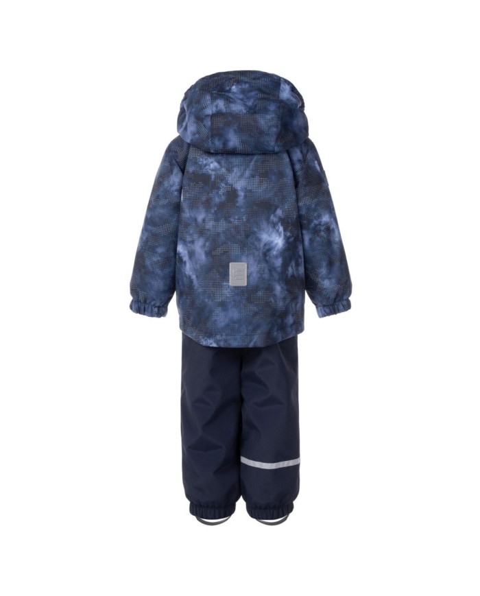 Bernumode | Lenne: Starpsezonas komplekts KENT 80 g +  45 g 79,27 € Puišu komplekts, kas izgatavots no ūdensnecaurlaidīga auduma, ir universāls un praktisks tērps no agra pavasara līdz vēlam rudenim. Valkājot vēja un lietus necaurlaidīgas bikses zem jakas, tā ir ideāla izvēle ikdienas spēlēm brīvā dabā. Pārvelkot jaku virs džinsiem vai pieklājīgākām biksēm, rezultāts ir ļoti ērts un jauks ielas apģērbs. Plašajā sānu kabatā ar rāvējslēdzēju var ievietot gan kabatlakatiņu, gan bērna mīļāko rotaļlietu. Audums ar ūdensizturīgu pārklājumu pasargā no vēja un lietus, nedeformējas un cieš no regulāras mazgāšanas, saglabājot savas sākotnējās īpašības. Ar kopni nostiprinātais kapuci ir drošs, jo sapinoties ir jāatbrīvojas no preces.
Ūdensizturība: 5 000/10 000 mm 
Elpošanas spēja: 5 000/10 000 g/m2/24h 
Laikapstākļiem izturīgs komplekts ar atstarojošu apdruku augšējo daļu piemērots valkāšanai pavasara-rudens periodā. 
Mūsu augsto tehnoloģiju Active+ audumam ir ūdensnecaurlaidīga membrāna, kas neļauj ūdenim iekļūt izstrādājumā. Tajā pašā laikā tai ir spēja iztvaikot sviedrus. ◆Ūdensizturība: ūdens stabs 10 000 mm ◆Elpošanas spēja: ūdens tvaiku caurlaidība 10 000 g/m²/24h ◆Vēja pretestība: gaisa caurlaidība 0 l/m²s ◆Ūdens un augsnes atgrūšana: DWR pārklājums (Durable Water Repellent) 
VIEGLI SILTA** izolācija ir labākā izvēle vēsiem laikapstākļiem. Lieliski piemērota temperatūrai ...0 °C. Šī vate ir izgatavota no otrreizēji pārstrādātiem materiāliem, samazinot vajadzību pārmērīgi patērēt dabas resursus. Padoms: pārbaudiet temperatūru "jūtas kā". Tādiem faktoriem kā vējš un mitrums lielā mērā ietekmē to, cik auksts jūtaties, un jums var būt nepieciešams izmantot papildu slāni. 
Atstarojošs audums, apdruka uz auduma atspīd tumsā un padara bērnu redzamāku 
Cilpa atstarotāja piestiprināšanai.
 Bernumode | Lenne: Starpsezonas komplekts KENT 80 g +  45 g 79,27 € Puišu komplekts, kas izgatavots no ūdensnecaurlaidīga auduma, ir universāls un praktisks tērps no agra pavasara līdz vēlam rudenim. Valkājot vēja un lietus necaurlaidīgas bikses zem jakas, tā ir ideāla izvēle ikdienas spēlēm brīvā dabā. Pārvelkot jaku virs džinsiem vai pieklājīgākām biksēm, rezultāts ir ļoti ērts un jauks ielas apģērbs. Plašajā sānu kabatā ar rāvējslēdzēju var ievietot gan kabatlakatiņu, gan bērna mīļāko rotaļlietu. Audums ar ūdensizturīgu pārklājumu pasargā no vēja un lietus, nedeformējas un cieš no regulāras mazgāšanas, saglabājot savas sākotnējās īpašības. Ar kopni nostiprinātais kapuci ir drošs, jo sapinoties ir jāatbrīvojas no preces.
Ūdensizturība: 5 000/10 000 mm 
Elpošanas spēja: 5 000/10 000 g/m2/24h 
Laikapstākļiem izturīgs komplekts ar atstarojošu apdruku augšējo daļu piemērots valkāšanai pavasara-rudens periodā. 
Mūsu augsto tehnoloģiju Active+ audumam ir ūdensnecaurlaidīga membrāna, kas neļauj ūdenim iekļūt izstrādājumā. Tajā pašā laikā tai ir spēja iztvaikot sviedrus. ◆Ūdensizturība: ūdens stabs 10 000 mm ◆Elpošanas spēja: ūdens tvaiku caurlaidība 10 000 g/m²/24h ◆Vēja pretestība: gaisa caurlaidība 0 l/m²s ◆Ūdens un augsnes atgrūšana: DWR pārklājums (Durable Water Repellent) 
VIEGLI SILTA** izolācija ir labākā izvēle vēsiem laikapstākļiem. Lieliski piemērota temperatūrai ...0 °C. Šī vate ir izgatavota no otrreizēji pārstrādātiem materiāliem, samazinot vajadzību pārmērīgi patērēt dabas resursus. Padoms: pārbaudiet temperatūru "jūtas kā". Tādiem faktoriem kā vējš un mitrums lielā mērā ietekmē to, cik auksts jūtaties, un jums var būt nepieciešams izmantot papildu slāni. 
Atstarojošs audums, apdruka uz auduma atspīd tumsā un padara bērnu redzamāku 
Cilpa atstarotāja piestiprināšanai.