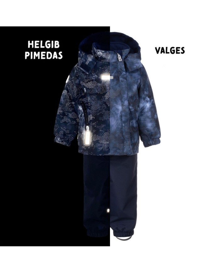 Bernumode | Lenne: Starpsezonas komplekts KENT 80 g +  45 g 79,27 € Puišu komplekts, kas izgatavots no ūdensnecaurlaidīga auduma, ir universāls un praktisks tērps no agra pavasara līdz vēlam rudenim. Valkājot vēja un lietus necaurlaidīgas bikses zem jakas, tā ir ideāla izvēle ikdienas spēlēm brīvā dabā. Pārvelkot jaku virs džinsiem vai pieklājīgākām biksēm, rezultāts ir ļoti ērts un jauks ielas apģērbs. Plašajā sānu kabatā ar rāvējslēdzēju var ievietot gan kabatlakatiņu, gan bērna mīļāko rotaļlietu. Audums ar ūdensizturīgu pārklājumu pasargā no vēja un lietus, nedeformējas un cieš no regulāras mazgāšanas, saglabājot savas sākotnējās īpašības. Ar kopni nostiprinātais kapuci ir drošs, jo sapinoties ir jāatbrīvojas no preces.
Ūdensizturība: 5 000/10 000 mm 
Elpošanas spēja: 5 000/10 000 g/m2/24h 
Laikapstākļiem izturīgs komplekts ar atstarojošu apdruku augšējo daļu piemērots valkāšanai pavasara-rudens periodā. 
Mūsu augsto tehnoloģiju Active+ audumam ir ūdensnecaurlaidīga membrāna, kas neļauj ūdenim iekļūt izstrādājumā. Tajā pašā laikā tai ir spēja iztvaikot sviedrus. ◆Ūdensizturība: ūdens stabs 10 000 mm ◆Elpošanas spēja: ūdens tvaiku caurlaidība 10 000 g/m²/24h ◆Vēja pretestība: gaisa caurlaidība 0 l/m²s ◆Ūdens un augsnes atgrūšana: DWR pārklājums (Durable Water Repellent) 
VIEGLI SILTA** izolācija ir labākā izvēle vēsiem laikapstākļiem. Lieliski piemērota temperatūrai ...0 °C. Šī vate ir izgatavota no otrreizēji pārstrādātiem materiāliem, samazinot vajadzību pārmērīgi patērēt dabas resursus. Padoms: pārbaudiet temperatūru "jūtas kā". Tādiem faktoriem kā vējš un mitrums lielā mērā ietekmē to, cik auksts jūtaties, un jums var būt nepieciešams izmantot papildu slāni. 
Atstarojošs audums, apdruka uz auduma atspīd tumsā un padara bērnu redzamāku 
Cilpa atstarotāja piestiprināšanai.
 Bernumode | Lenne: Starpsezonas komplekts KENT 80 g +  45 g 79,27 € Puišu komplekts, kas izgatavots no ūdensnecaurlaidīga auduma, ir universāls un praktisks tērps no agra pavasara līdz vēlam rudenim. Valkājot vēja un lietus necaurlaidīgas bikses zem jakas, tā ir ideāla izvēle ikdienas spēlēm brīvā dabā. Pārvelkot jaku virs džinsiem vai pieklājīgākām biksēm, rezultāts ir ļoti ērts un jauks ielas apģērbs. Plašajā sānu kabatā ar rāvējslēdzēju var ievietot gan kabatlakatiņu, gan bērna mīļāko rotaļlietu. Audums ar ūdensizturīgu pārklājumu pasargā no vēja un lietus, nedeformējas un cieš no regulāras mazgāšanas, saglabājot savas sākotnējās īpašības. Ar kopni nostiprinātais kapuci ir drošs, jo sapinoties ir jāatbrīvojas no preces.
Ūdensizturība: 5 000/10 000 mm 
Elpošanas spēja: 5 000/10 000 g/m2/24h 
Laikapstākļiem izturīgs komplekts ar atstarojošu apdruku augšējo daļu piemērots valkāšanai pavasara-rudens periodā. 
Mūsu augsto tehnoloģiju Active+ audumam ir ūdensnecaurlaidīga membrāna, kas neļauj ūdenim iekļūt izstrādājumā. Tajā pašā laikā tai ir spēja iztvaikot sviedrus. ◆Ūdensizturība: ūdens stabs 10 000 mm ◆Elpošanas spēja: ūdens tvaiku caurlaidība 10 000 g/m²/24h ◆Vēja pretestība: gaisa caurlaidība 0 l/m²s ◆Ūdens un augsnes atgrūšana: DWR pārklājums (Durable Water Repellent) 
VIEGLI SILTA** izolācija ir labākā izvēle vēsiem laikapstākļiem. Lieliski piemērota temperatūrai ...0 °C. Šī vate ir izgatavota no otrreizēji pārstrādātiem materiāliem, samazinot vajadzību pārmērīgi patērēt dabas resursus. Padoms: pārbaudiet temperatūru "jūtas kā". Tādiem faktoriem kā vējš un mitrums lielā mērā ietekmē to, cik auksts jūtaties, un jums var būt nepieciešams izmantot papildu slāni. 
Atstarojošs audums, apdruka uz auduma atspīd tumsā un padara bērnu redzamāku 
Cilpa atstarotāja piestiprināšanai.