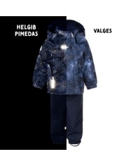 Bernumode | Lenne: Starpsezonas komplekts KENT 80 g +  45 g 79,27 € Puišu komplekts, kas izgatavots no ūdensnecaurlaidīga auduma, ir universāls un praktisks tērps no agra pavasara līdz vēlam rudenim. Valkājot vēja un lietus necaurlaidīgas bikses zem jakas, tā ir ideāla izvēle ikdienas spēlēm brīvā dabā. Pārvelkot jaku virs džinsiem vai pieklājīgākām biksēm, rezultāts ir ļoti ērts un jauks ielas apģērbs. Plašajā sānu kabatā ar rāvējslēdzēju var ievietot gan kabatlakatiņu, gan bērna mīļāko rotaļlietu. Audums ar ūdensizturīgu pārklājumu pasargā no vēja un lietus, nedeformējas un cieš no regulāras mazgāšanas, saglabājot savas sākotnējās īpašības. Ar kopni nostiprinātais kapuci ir drošs, jo sapinoties ir jāatbrīvojas no preces.
Ūdensizturība: 5 000/10 000 mm 
Elpošanas spēja: 5 000/10 000 g/m2/24h 
Laikapstākļiem izturīgs komplekts ar atstarojošu apdruku augšējo daļu piemērots valkāšanai pavasara-rudens periodā. 
Mūsu augsto tehnoloģiju Active+ audumam ir ūdensnecaurlaidīga membrāna, kas neļauj ūdenim iekļūt izstrādājumā. Tajā pašā laikā tai ir spēja iztvaikot sviedrus. ◆Ūdensizturība: ūdens stabs 10 000 mm ◆Elpošanas spēja: ūdens tvaiku caurlaidība 10 000 g/m²/24h ◆Vēja pretestība: gaisa caurlaidība 0 l/m²s ◆Ūdens un augsnes atgrūšana: DWR pārklājums (Durable Water Repellent) 
VIEGLI SILTA** izolācija ir labākā izvēle vēsiem laikapstākļiem. Lieliski piemērota temperatūrai ...0 °C. Šī vate ir izgatavota no otrreizēji pārstrādātiem materiāliem, samazinot vajadzību pārmērīgi patērēt dabas resursus. Padoms: pārbaudiet temperatūru "jūtas kā". Tādiem faktoriem kā vējš un mitrums lielā mērā ietekmē to, cik auksts jūtaties, un jums var būt nepieciešams izmantot papildu slāni. 
Atstarojošs audums, apdruka uz auduma atspīd tumsā un padara bērnu redzamāku 
Cilpa atstarotāja piestiprināšanai.
 Bernumode | Lenne: Starpsezonas komplekts KENT 80 g +  45 g 79,27 € Puišu komplekts, kas izgatavots no ūdensnecaurlaidīga auduma, ir universāls un praktisks tērps no agra pavasara līdz vēlam rudenim. Valkājot vēja un lietus necaurlaidīgas bikses zem jakas, tā ir ideāla izvēle ikdienas spēlēm brīvā dabā. Pārvelkot jaku virs džinsiem vai pieklājīgākām biksēm, rezultāts ir ļoti ērts un jauks ielas apģērbs. Plašajā sānu kabatā ar rāvējslēdzēju var ievietot gan kabatlakatiņu, gan bērna mīļāko rotaļlietu. Audums ar ūdensizturīgu pārklājumu pasargā no vēja un lietus, nedeformējas un cieš no regulāras mazgāšanas, saglabājot savas sākotnējās īpašības. Ar kopni nostiprinātais kapuci ir drošs, jo sapinoties ir jāatbrīvojas no preces.
Ūdensizturība: 5 000/10 000 mm 
Elpošanas spēja: 5 000/10 000 g/m2/24h 
Laikapstākļiem izturīgs komplekts ar atstarojošu apdruku augšējo daļu piemērots valkāšanai pavasara-rudens periodā. 
Mūsu augsto tehnoloģiju Active+ audumam ir ūdensnecaurlaidīga membrāna, kas neļauj ūdenim iekļūt izstrādājumā. Tajā pašā laikā tai ir spēja iztvaikot sviedrus. ◆Ūdensizturība: ūdens stabs 10 000 mm ◆Elpošanas spēja: ūdens tvaiku caurlaidība 10 000 g/m²/24h ◆Vēja pretestība: gaisa caurlaidība 0 l/m²s ◆Ūdens un augsnes atgrūšana: DWR pārklājums (Durable Water Repellent) 
VIEGLI SILTA** izolācija ir labākā izvēle vēsiem laikapstākļiem. Lieliski piemērota temperatūrai ...0 °C. Šī vate ir izgatavota no otrreizēji pārstrādātiem materiāliem, samazinot vajadzību pārmērīgi patērēt dabas resursus. Padoms: pārbaudiet temperatūru "jūtas kā". Tādiem faktoriem kā vējš un mitrums lielā mērā ietekmē to, cik auksts jūtaties, un jums var būt nepieciešams izmantot papildu slāni. 
Atstarojošs audums, apdruka uz auduma atspīd tumsā un padara bērnu redzamāku 
Cilpa atstarotāja piestiprināšanai.