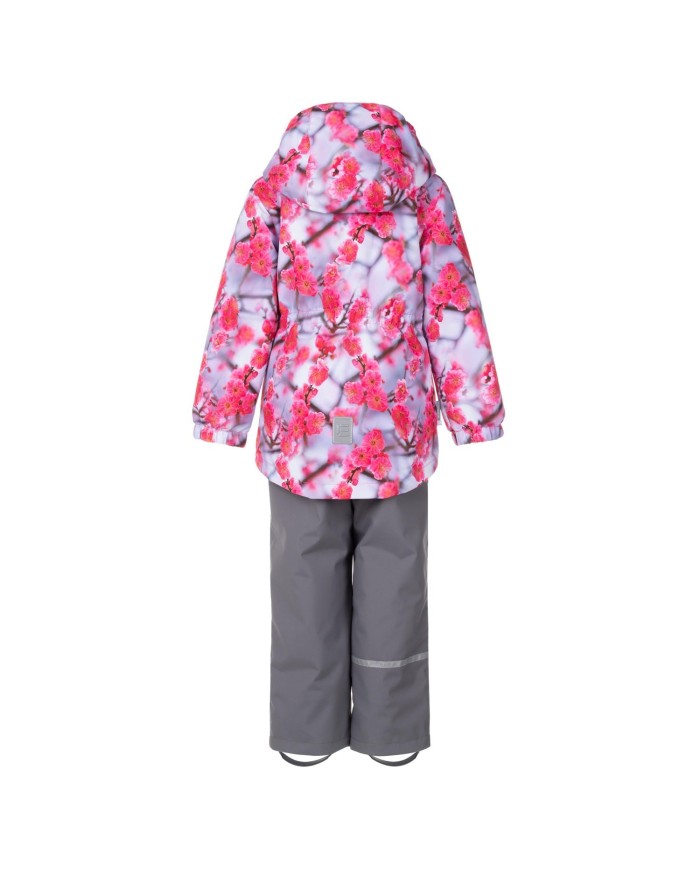 Bernumode | LENNE: Демисезонный комплект HEDVIG 80 г +  45 г 89,19 € Детский комплект из непромокаемой ткани — универсальный и практичный наряд с ранней весны до поздней осени. Если надеть куртку с ветро- и ветронепроницаемыми брюками из того же комплекта, получится идеальный комплект для игр на свежем воздухе. Если надеть куртку с джинсами или брюками в стиле smart casual, получится красивый и удобный уличный комплект. Куртка имеет два боковых кармана, в которые ребенок может спрятать руки от ветра или спрятать в них пару легких перчаток. Водонепроницаемая поверхность ткани защищает от ветра и дождя, не деформируется и выдерживает регулярную стирку, сохраняя свои первоначальные качества. Безопасный капюшон на кнопках отстегивается от изделия, если он застрянет.
 Водяной столб: 5 000/10 000 мм 
Дышащий: 5 000/10 000 г/м2/24ч 
Непромокаемый комплект со светоотражающим принтом в верхней части подойдет для ношения в весенне-осенний период. 
Наша высокотехнологичная ткань Active+ имеет водонепроницаемую мембрану, которая не позволяет воде проникать сквозь изделие. В то же время она обладает способностью испарять пот. ◆Водостойкость: водяной столб 10 000 мм ◆Воздухопроницаемость: скорость пропускания водяного пара 10 000 г/м²/24 ч ◆Ветрозащита: воздухопроницаемость 0 л/м²с ◆Водо- и грязеотталкивающие свойства: покрытие DWR (Durable Water Repellent) 
Теплый ** утеплитель — лучший выбор для прохладной погоды. Идеально подходит для температур ...0 °C. Этот утеплитель изготовлен из переработанных материалов, что снижает необходимость чрезмерного потребления природных ресурсов. Совет: проверьте «ощущаемую» температуру. Такие факторы, как ветер и влажность, играют большую роль в том, насколько холодно вы себя чувствуете, и вам может потребоваться использовать дополнительный слой.
 Светоотражающая ткань, принт на ткани отражается в темноте и делает ребенка более заметным 
Петля для крепления светоотражателя.
 Bernumode | LENNE: Демисезонный комплект HEDVIG 80 г +  45 г 89,19 € Детский комплект из непромокаемой ткани — универсальный и практичный наряд с ранней весны до поздней осени. Если надеть куртку с ветро- и ветронепроницаемыми брюками из того же комплекта, получится идеальный комплект для игр на свежем воздухе. Если надеть куртку с джинсами или брюками в стиле smart casual, получится красивый и удобный уличный комплект. Куртка имеет два боковых кармана, в которые ребенок может спрятать руки от ветра или спрятать в них пару легких перчаток. Водонепроницаемая поверхность ткани защищает от ветра и дождя, не деформируется и выдерживает регулярную стирку, сохраняя свои первоначальные качества. Безопасный капюшон на кнопках отстегивается от изделия, если он застрянет.
 Водяной столб: 5 000/10 000 мм 
Дышащий: 5 000/10 000 г/м2/24ч 
Непромокаемый комплект со светоотражающим принтом в верхней части подойдет для ношения в весенне-осенний период. 
Наша высокотехнологичная ткань Active+ имеет водонепроницаемую мембрану, которая не позволяет воде проникать сквозь изделие. В то же время она обладает способностью испарять пот. ◆Водостойкость: водяной столб 10 000 мм ◆Воздухопроницаемость: скорость пропускания водяного пара 10 000 г/м²/24 ч ◆Ветрозащита: воздухопроницаемость 0 л/м²с ◆Водо- и грязеотталкивающие свойства: покрытие DWR (Durable Water Repellent) 
Теплый ** утеплитель — лучший выбор для прохладной погоды. Идеально подходит для температур ...0 °C. Этот утеплитель изготовлен из переработанных материалов, что снижает необходимость чрезмерного потребления природных ресурсов. Совет: проверьте «ощущаемую» температуру. Такие факторы, как ветер и влажность, играют большую роль в том, насколько холодно вы себя чувствуете, и вам может потребоваться использовать дополнительный слой.
 Светоотражающая ткань, принт на ткани отражается в темноте и делает ребенка более заметным 
Петля для крепления светоотражателя.