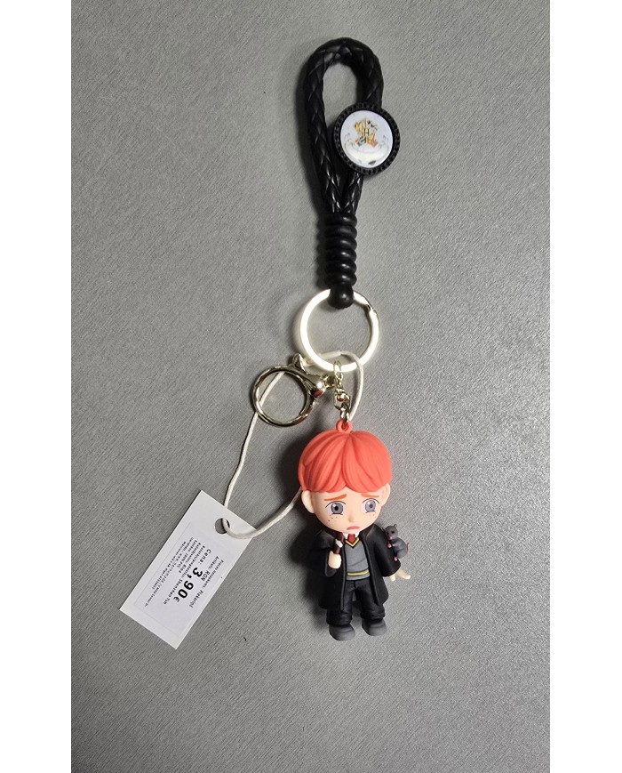 Bernumode | 3D Keychain -Harry Potter, Ron Weasley - брелок 3,22 € 



Рон Уизли — один из главных героев серии книг Дж.К. Роулинг «Гарри Поттер». Он является лучшим другом Гарри Поттера и одним из самых преданных членов тройки, в которую также входят Гермиона Грейнджер. Рон происходит из большой и любящей семьи и играет важную роль в успехе приключений Гарри.
Основные характеристики Рона Уизли:

Полное имя: Рональд Билиус Уизли.
Дата рождения: 1 марта 1980 года.
Внешность: У Рона рыжие волосы, веснушки и высокий, худощавый телосложение. Его часто описывают как несколько неуклюжего и застенчивого.
Личность: Рон преданный, храбрый и юмористичный. Хотя его часто затменивают более одаренные друзья, он обладает сильным чувством преданности и мужества. У него доброе сердце, и он всегда готов помочь своим друзьям, даже если чувствует неуверенность в своих способностях.
Способности: Хотя Рон не так одарен в учебе, как Гермиона, у него развита интуиция, и он хорош в волшебном шахмате. Также он известен своей храбростью и является важным членом тройки, который сталкивается с многочисленными опасностями.
Роль в истории: Рон является важным членом тройки и играет ключевую роль в победе над Волдемортом. Несмотря на свою склонность к самокритике и неуверенности, он многократно доказывает, что его преданность и храбрость незаменимы для успеха их миссий.
Ключевые отношения: Лучшие друзья Рона — Гарри Поттер и Гермиона Грейнджер. У него также развиваются романтические отношения с Гермионой, что становится важной частью сюжета серии.








 



