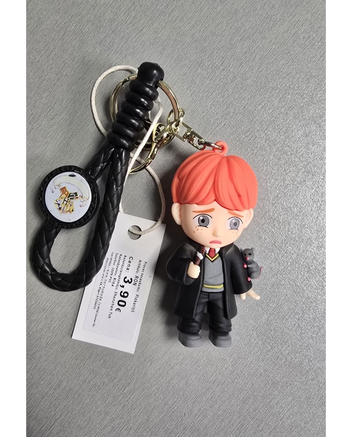 Bernumode | 3D Keychain -Harry Potter, Ron Weasley - брелок 3,22 € 



Рон Уизли — один из главных героев серии книг Дж.К. Роулинг «Гарри Поттер». Он является лучшим другом Гарри Поттера и одним из самых преданных членов тройки, в которую также входят Гермиона Грейнджер. Рон происходит из большой и любящей семьи и играет важную роль в успехе приключений Гарри.
Основные характеристики Рона Уизли:

Полное имя: Рональд Билиус Уизли.
Дата рождения: 1 марта 1980 года.
Внешность: У Рона рыжие волосы, веснушки и высокий, худощавый телосложение. Его часто описывают как несколько неуклюжего и застенчивого.
Личность: Рон преданный, храбрый и юмористичный. Хотя его часто затменивают более одаренные друзья, он обладает сильным чувством преданности и мужества. У него доброе сердце, и он всегда готов помочь своим друзьям, даже если чувствует неуверенность в своих способностях.
Способности: Хотя Рон не так одарен в учебе, как Гермиона, у него развита интуиция, и он хорош в волшебном шахмате. Также он известен своей храбростью и является важным членом тройки, который сталкивается с многочисленными опасностями.
Роль в истории: Рон является важным членом тройки и играет ключевую роль в победе над Волдемортом. Несмотря на свою склонность к самокритике и неуверенности, он многократно доказывает, что его преданность и храбрость незаменимы для успеха их миссий.
Ключевые отношения: Лучшие друзья Рона — Гарри Поттер и Гермиона Грейнджер. У него также развиваются романтические отношения с Гермионой, что становится важной частью сюжета серии.








 


