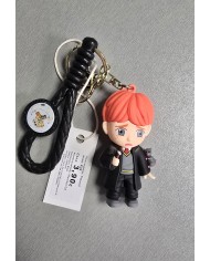 Bernumode | 3D Keychain -Harry Potter, Ron Weasley - брелок 3,22 € 



Рон Уизли — один из главных героев серии книг Дж.К. Роулинг «Гарри Поттер». Он является лучшим другом Гарри Поттера и одним из самых преданных членов тройки, в которую также входят Гермиона Грейнджер. Рон происходит из большой и любящей семьи и играет важную роль в успехе приключений Гарри.
Основные характеристики Рона Уизли:

Полное имя: Рональд Билиус Уизли.
Дата рождения: 1 марта 1980 года.
Внешность: У Рона рыжие волосы, веснушки и высокий, худощавый телосложение. Его часто описывают как несколько неуклюжего и застенчивого.
Личность: Рон преданный, храбрый и юмористичный. Хотя его часто затменивают более одаренные друзья, он обладает сильным чувством преданности и мужества. У него доброе сердце, и он всегда готов помочь своим друзьям, даже если чувствует неуверенность в своих способностях.
Способности: Хотя Рон не так одарен в учебе, как Гермиона, у него развита интуиция, и он хорош в волшебном шахмате. Также он известен своей храбростью и является важным членом тройки, который сталкивается с многочисленными опасностями.
Роль в истории: Рон является важным членом тройки и играет ключевую роль в победе над Волдемортом. Несмотря на свою склонность к самокритике и неуверенности, он многократно доказывает, что его преданность и храбрость незаменимы для успеха их миссий.
Ключевые отношения: Лучшие друзья Рона — Гарри Поттер и Гермиона Грейнджер. У него также развиваются романтические отношения с Гермионой, что становится важной частью сюжета серии.








 


