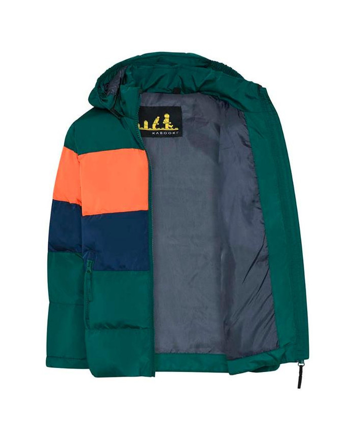 Bernumode | LEGO® Wear: Zēnu dūnu jaka, LWJIPE 705 43,98 € LEGO jaka bērniem 
Šī mīkstā, populārā jaka skaistās dabas krāsās ir liels hits neatkarīgi no izvēlētās krāsu kombinācijas. 
LEGO® jaka bērniem ir vēja necaurlaidīga un elpojoša, un tā ir izgatavota kvalitātē ar 3000 mm ūdens stabu. Tam ir videi pieņemama un fluoru nesaturoša Bionic-Finish ECO apdare uz virsmas, lai uzlabotu auduma ūdeni un netīrumus atgrūdošo efektu. 
TĀPĒC JUMS PATĪKS JAKA  

Ziemas jaka ir vēja necaurlaidīga un tai ir 3000 mm ūdens stabs, lai to varētu izmantot arī lietainās un sniegotās dienās  
Jaku var viegli mazgāt veļas mašīnā un pēc tam žāvēt veļas žāvētājā, lai tā būtu gatava nākamajā dienā  
Piedurkņu atvērumā mīksta gumija neļauj vējam un ķermeņa siltumu iekšā  
Jakas priekšpusē un aizmugurē ir jautri atstarotāji, kas veidoti kā LEGO klucīši 

Šai bērnu ziemas jakai ir YKK rāvējslēdzējs ar ikonisku rāvējslēdzēja izvilcēju un vēja plāksni zem rāvējslēdzēja, kā arī abpusējs zoda aizsargs priekšpusē. Divas praktiskas kabatas ar rāvējslēdzēju. Noņemamā kapuce ir piestiprināta pie spiedpogu lentes, kuru var paslēpt, kad kapuce ir atdalīta no jakas. 
Elastība kapuces sānos un apakšmalas sānos labākai piegulēšanai. Elastīgā gumija piedurkņu atverēs neļauj vējam un nodrošina lielisku piegulšanu. Uz piedurknes ir jauka LEGO nozīmīte un ikoniskas 3M Scotchlite atstarotāja nozīmītes priekšpusē un aizmugurē. Izvēlieties kādu no daudzām vēsām krāsu kombinācijām. 
DROŠĪBA 
Jakai ir 3M Scotchlite atstarotāji un noņemama kapuce. Kapucē un kakla rajonā nav auklu.