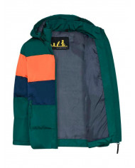 Bernumode | LEGO® Wear: Zēnu dūnu jaka, LWJIPE 705 43,98 € LEGO jaka bērniem 
Šī mīkstā, populārā jaka skaistās dabas krāsās ir liels hits neatkarīgi no izvēlētās krāsu kombinācijas. 
LEGO® jaka bērniem ir vēja necaurlaidīga un elpojoša, un tā ir izgatavota kvalitātē ar 3000 mm ūdens stabu. Tam ir videi pieņemama un fluoru nesaturoša Bionic-Finish ECO apdare uz virsmas, lai uzlabotu auduma ūdeni un netīrumus atgrūdošo efektu. 
TĀPĒC JUMS PATĪKS JAKA  

Ziemas jaka ir vēja necaurlaidīga un tai ir 3000 mm ūdens stabs, lai to varētu izmantot arī lietainās un sniegotās dienās  
Jaku var viegli mazgāt veļas mašīnā un pēc tam žāvēt veļas žāvētājā, lai tā būtu gatava nākamajā dienā  
Piedurkņu atvērumā mīksta gumija neļauj vējam un ķermeņa siltumu iekšā  
Jakas priekšpusē un aizmugurē ir jautri atstarotāji, kas veidoti kā LEGO klucīši 

Šai bērnu ziemas jakai ir YKK rāvējslēdzējs ar ikonisku rāvējslēdzēja izvilcēju un vēja plāksni zem rāvējslēdzēja, kā arī abpusējs zoda aizsargs priekšpusē. Divas praktiskas kabatas ar rāvējslēdzēju. Noņemamā kapuce ir piestiprināta pie spiedpogu lentes, kuru var paslēpt, kad kapuce ir atdalīta no jakas. 
Elastība kapuces sānos un apakšmalas sānos labākai piegulēšanai. Elastīgā gumija piedurkņu atverēs neļauj vējam un nodrošina lielisku piegulšanu. Uz piedurknes ir jauka LEGO nozīmīte un ikoniskas 3M Scotchlite atstarotāja nozīmītes priekšpusē un aizmugurē. Izvēlieties kādu no daudzām vēsām krāsu kombinācijām. 
DROŠĪBA 
Jakai ir 3M Scotchlite atstarotāji un noņemama kapuce. Kapucē un kakla rajonā nav auklu.