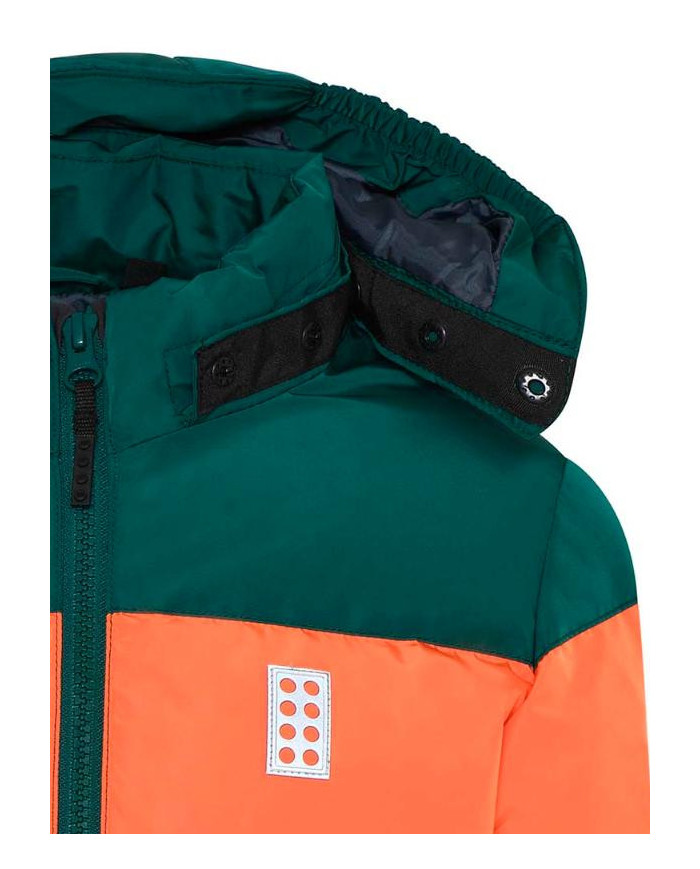 Bernumode | LEGO® Wear: Зимняя куртка-пуховик на мальчика, LWJIPE 705 43,98 € LEGO куртка для детей 
Эта мягкая и популярная куртка-пуховик красивых природных цветов станет хитом вне зависимости от того, какое цветовое сочетание вы выберете. 
Детская куртка LEGO® ветронепроницаемая, дышащая и изготовлена из материала с водяным столбом 3000 мм. Поверхность имеет экологически приемлемое и не содержащее фтора покрытие Bionic-Finish ECO, улучшающее водо- и грязеотталкивающий эффект ткани. 
ВОТ ПОЧЕМУ ВАМ ПОНРАВИТСЯ КУРТКА  

Зимняя куртка ветронепроницаема и имеет водяной столб высотой 3000 мм, поэтому ее можно использовать и в дождливые, и в снежные дни.  
Куртку можно легко постирать в стиральной машине, а затем высушить в сушильной машине, чтобы она была готова на следующий день.  
В отверстии рукава мягкая резинка защищает от ветра и сохраняет тепло тела. 
  Куртка имеет забавные отражатели в форме кубиков LEGO спереди и сзади. 

Эта детская зимняя куртка оснащена застежкой-молнией YKK со знаменитым бегунком и ветрозащитной планкой под молнией, а также двусторонней защитой подбородка спереди. Два практичных кармана на молнии. Съемный капюшон крепится на кнопочном ремешке, который можно спрятать, когда капюшон отстегнут от куртки. 
Резинка по бокам капюшона и по бокам подола для лучшей посадки. Эластичная вставка на рукавах защищает от ветра и обеспечивает идеальную посадку. На рукаве красуется красивый значок LEGO, а спереди и сзади — знаковые значки со светоотражателями 3M Scotchlite. Выбирайте между множеством классных цветовых комбинаций. 
БЕЗОПАСНОСТЬ 
Куртка оснащена светоотражателями 3M Scotchlite и съемным капюшоном. Никаких завязок в области капюшона и шеи.
