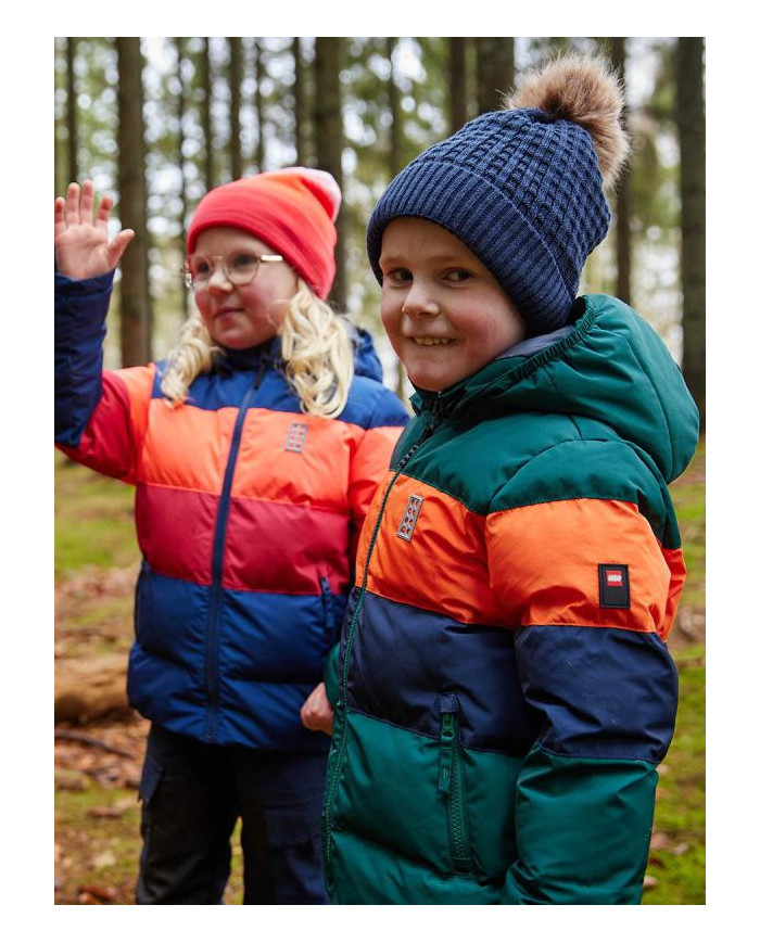 Bernumode | LEGO® Wear: Zēnu dūnu jaka, LWJIPE 705 43,98 € LEGO jaka bērniem 
Šī mīkstā, populārā jaka skaistās dabas krāsās ir liels hits neatkarīgi no izvēlētās krāsu kombinācijas. 
LEGO® jaka bērniem ir vēja necaurlaidīga un elpojoša, un tā ir izgatavota kvalitātē ar 3000 mm ūdens stabu. Tam ir videi pieņemama un fluoru nesaturoša Bionic-Finish ECO apdare uz virsmas, lai uzlabotu auduma ūdeni un netīrumus atgrūdošo efektu. 
TĀPĒC JUMS PATĪKS JAKA  

Ziemas jaka ir vēja necaurlaidīga un tai ir 3000 mm ūdens stabs, lai to varētu izmantot arī lietainās un sniegotās dienās  
Jaku var viegli mazgāt veļas mašīnā un pēc tam žāvēt veļas žāvētājā, lai tā būtu gatava nākamajā dienā  
Piedurkņu atvērumā mīksta gumija neļauj vējam un ķermeņa siltumu iekšā  
Jakas priekšpusē un aizmugurē ir jautri atstarotāji, kas veidoti kā LEGO klucīši 

Šai bērnu ziemas jakai ir YKK rāvējslēdzējs ar ikonisku rāvējslēdzēja izvilcēju un vēja plāksni zem rāvējslēdzēja, kā arī abpusējs zoda aizsargs priekšpusē. Divas praktiskas kabatas ar rāvējslēdzēju. Noņemamā kapuce ir piestiprināta pie spiedpogu lentes, kuru var paslēpt, kad kapuce ir atdalīta no jakas. 
Elastība kapuces sānos un apakšmalas sānos labākai piegulēšanai. Elastīgā gumija piedurkņu atverēs neļauj vējam un nodrošina lielisku piegulšanu. Uz piedurknes ir jauka LEGO nozīmīte un ikoniskas 3M Scotchlite atstarotāja nozīmītes priekšpusē un aizmugurē. Izvēlieties kādu no daudzām vēsām krāsu kombinācijām. 
DROŠĪBA 
Jakai ir 3M Scotchlite atstarotāji un noņemama kapuce. Kapucē un kakla rajonā nav auklu.