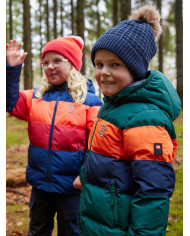 Bernumode | LEGO® Wear: Зимняя куртка-пуховик на мальчика, LWJIPE 705 43,98 € LEGO куртка для детей 
Эта мягкая и популярная куртка-пуховик красивых природных цветов станет хитом вне зависимости от того, какое цветовое сочетание вы выберете. 
Детская куртка LEGO® ветронепроницаемая, дышащая и изготовлена из материала с водяным столбом 3000 мм. Поверхность имеет экологически приемлемое и не содержащее фтора покрытие Bionic-Finish ECO, улучшающее водо- и грязеотталкивающий эффект ткани. 
ВОТ ПОЧЕМУ ВАМ ПОНРАВИТСЯ КУРТКА  

Зимняя куртка ветронепроницаема и имеет водяной столб высотой 3000 мм, поэтому ее можно использовать и в дождливые, и в снежные дни.  
Куртку можно легко постирать в стиральной машине, а затем высушить в сушильной машине, чтобы она была готова на следующий день.  
В отверстии рукава мягкая резинка защищает от ветра и сохраняет тепло тела. 
  Куртка имеет забавные отражатели в форме кубиков LEGO спереди и сзади. 

Эта детская зимняя куртка оснащена застежкой-молнией YKK со знаменитым бегунком и ветрозащитной планкой под молнией, а также двусторонней защитой подбородка спереди. Два практичных кармана на молнии. Съемный капюшон крепится на кнопочном ремешке, который можно спрятать, когда капюшон отстегнут от куртки. 
Резинка по бокам капюшона и по бокам подола для лучшей посадки. Эластичная вставка на рукавах защищает от ветра и обеспечивает идеальную посадку. На рукаве красуется красивый значок LEGO, а спереди и сзади — знаковые значки со светоотражателями 3M Scotchlite. Выбирайте между множеством классных цветовых комбинаций. 
БЕЗОПАСНОСТЬ 
Куртка оснащена светоотражателями 3M Scotchlite и съемным капюшоном. Никаких завязок в области капюшона и шеи.
