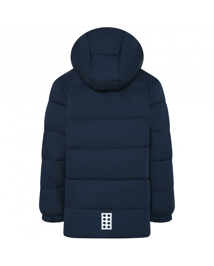 Bernumode | LEGO® Wear: Zēnu dūnu jaka, LWJESSE 718 43,98 € LEGO jaka bērniem 
Šai ziemas jakai ir daudz kabatu visu to dārgakmeņu glabāšanai, ko jūsu bērns paņem pastaigā vai ekskursijā uz mežu. Tumšās tumšās krāsas bērnu jakas priekšpusē ir divas kabatas ar spiedpogu aizdari un divas krūšu kabatas ar āķi un cilpu. 
KĀPĒC JUMS PATĪKS JAKA  

LEGO® ziemas jakai ir jauks un silts polsterējums, kas izgatavots no sintētiskām dūnām  
Bērnu jaka ir piesūcināta ar Bionic Finish ECO, kas ir impregnēšana bez fluora  
Kapucei ir gumijas sānos un neliela maliņa, kas pasargā no lietus un vēja 
  Piedurkņu atveres ir elastīgas, lai nepieļautu vēju un ķermeņa siltumu 

Bērnu ziemas jakai ir YKK galvenais rāvējslēdzējs ar ikonisku rāvējslēdzēja novilcēju, lai bērniem būtu vieglāk to aiztaisīt. Priekšpusē un aizmugurē ir LEGO klucīša formas 3M Scotchlite atstarotāji labākai redzamībai tumsā. 
Vienkrāsainā ziemas jaka ir vēja necaurlaidīga un elpojoša, un tā aiztur lietus ar 3000 mm ūdens stabu. Bērnu ziemas jakas iekšpusē ir etiķete, kas ilustrē evolūciju no LEGO klucīša līdz minifigūrai. Uz vienas no piedurknēm ir gudra LEGO logotipa emblēma.
 DROŠĪBA 
Jakai ir 3M Scotchlite atstarotāji un noņemama kapuce. Nav stīgu kapuces vai kakla rajonā.