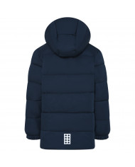 Bernumode | LEGO® Wear: Zēnu dūnu jaka, LWJESSE 718 43,98 € LEGO jaka bērniem 
Šai ziemas jakai ir daudz kabatu visu to dārgakmeņu glabāšanai, ko jūsu bērns paņem pastaigā vai ekskursijā uz mežu. Tumšās tumšās krāsas bērnu jakas priekšpusē ir divas kabatas ar spiedpogu aizdari un divas krūšu kabatas ar āķi un cilpu. 
KĀPĒC JUMS PATĪKS JAKA  

LEGO® ziemas jakai ir jauks un silts polsterējums, kas izgatavots no sintētiskām dūnām  
Bērnu jaka ir piesūcināta ar Bionic Finish ECO, kas ir impregnēšana bez fluora  
Kapucei ir gumijas sānos un neliela maliņa, kas pasargā no lietus un vēja 
  Piedurkņu atveres ir elastīgas, lai nepieļautu vēju un ķermeņa siltumu 

Bērnu ziemas jakai ir YKK galvenais rāvējslēdzējs ar ikonisku rāvējslēdzēja novilcēju, lai bērniem būtu vieglāk to aiztaisīt. Priekšpusē un aizmugurē ir LEGO klucīša formas 3M Scotchlite atstarotāji labākai redzamībai tumsā. 
Vienkrāsainā ziemas jaka ir vēja necaurlaidīga un elpojoša, un tā aiztur lietus ar 3000 mm ūdens stabu. Bērnu ziemas jakas iekšpusē ir etiķete, kas ilustrē evolūciju no LEGO klucīša līdz minifigūrai. Uz vienas no piedurknēm ir gudra LEGO logotipa emblēma.
 DROŠĪBA 
Jakai ir 3M Scotchlite atstarotāji un noņemama kapuce. Nav stīgu kapuces vai kakla rajonā.