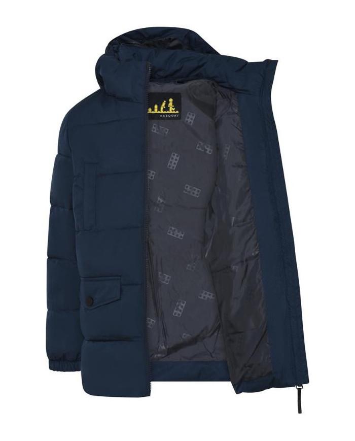 Bernumode | LEGO® Wear: Zēnu dūnu jaka, LWJESSE 718 43,98 € LEGO jaka bērniem 
Šai ziemas jakai ir daudz kabatu visu to dārgakmeņu glabāšanai, ko jūsu bērns paņem pastaigā vai ekskursijā uz mežu. Tumšās tumšās krāsas bērnu jakas priekšpusē ir divas kabatas ar spiedpogu aizdari un divas krūšu kabatas ar āķi un cilpu. 
KĀPĒC JUMS PATĪKS JAKA  

LEGO® ziemas jakai ir jauks un silts polsterējums, kas izgatavots no sintētiskām dūnām  
Bērnu jaka ir piesūcināta ar Bionic Finish ECO, kas ir impregnēšana bez fluora  
Kapucei ir gumijas sānos un neliela maliņa, kas pasargā no lietus un vēja 
  Piedurkņu atveres ir elastīgas, lai nepieļautu vēju un ķermeņa siltumu 

Bērnu ziemas jakai ir YKK galvenais rāvējslēdzējs ar ikonisku rāvējslēdzēja novilcēju, lai bērniem būtu vieglāk to aiztaisīt. Priekšpusē un aizmugurē ir LEGO klucīša formas 3M Scotchlite atstarotāji labākai redzamībai tumsā. 
Vienkrāsainā ziemas jaka ir vēja necaurlaidīga un elpojoša, un tā aiztur lietus ar 3000 mm ūdens stabu. Bērnu ziemas jakas iekšpusē ir etiķete, kas ilustrē evolūciju no LEGO klucīša līdz minifigūrai. Uz vienas no piedurknēm ir gudra LEGO logotipa emblēma.
 DROŠĪBA 
Jakai ir 3M Scotchlite atstarotāji un noņemama kapuce. Nav stīgu kapuces vai kakla rajonā.