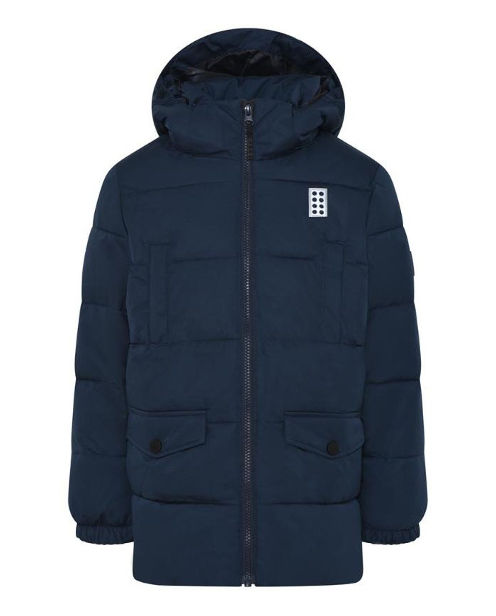 Bernumode | LEGO® Wear: Zēnu dūnu jaka, LWJESSE 718 43,98 € LEGO jaka bērniem 
Šai ziemas jakai ir daudz kabatu visu to dārgakmeņu glabāšanai, ko jūsu bērns paņem pastaigā vai ekskursijā uz mežu. Tumšās tumšās krāsas bērnu jakas priekšpusē ir divas kabatas ar spiedpogu aizdari un divas krūšu kabatas ar āķi un cilpu. 
KĀPĒC JUMS PATĪKS JAKA  

LEGO® ziemas jakai ir jauks un silts polsterējums, kas izgatavots no sintētiskām dūnām  
Bērnu jaka ir piesūcināta ar Bionic Finish ECO, kas ir impregnēšana bez fluora  
Kapucei ir gumijas sānos un neliela maliņa, kas pasargā no lietus un vēja 
  Piedurkņu atveres ir elastīgas, lai nepieļautu vēju un ķermeņa siltumu 

Bērnu ziemas jakai ir YKK galvenais rāvējslēdzējs ar ikonisku rāvējslēdzēja novilcēju, lai bērniem būtu vieglāk to aiztaisīt. Priekšpusē un aizmugurē ir LEGO klucīša formas 3M Scotchlite atstarotāji labākai redzamībai tumsā. 
Vienkrāsainā ziemas jaka ir vēja necaurlaidīga un elpojoša, un tā aiztur lietus ar 3000 mm ūdens stabu. Bērnu ziemas jakas iekšpusē ir etiķete, kas ilustrē evolūciju no LEGO klucīša līdz minifigūrai. Uz vienas no piedurknēm ir gudra LEGO logotipa emblēma.
 DROŠĪBA 
Jakai ir 3M Scotchlite atstarotāji un noņemama kapuce. Nav stīgu kapuces vai kakla rajonā.