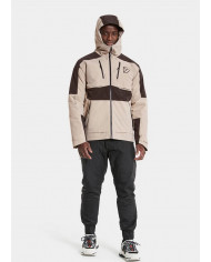 Bernumode | Didriksons: POVEL USX JKT (100 g) €114.50 DRY LEVEL 10
DRY-10, all seams taped.
HEAT LEVEL 15
• >200 g/m² main padding.• ¾ Length body cover.• Taffeta lining.• Waterproof (all seams taped).• Windproof.
BREATHABLE LEVEL 5
5000 g/m²/24 h, ASTM E-96 BW STANDARD.
FUNCTION LEVEL 18
• 2way adjustable hood• 2way frontzip• Adjustable hem• Adjustable sleeve ends• Chestpockets with button closing• Chin guard• ECO Lining fabric solution dyed• Fixed hood• Front placket with button closing• Frontpockets with button closing• Hanger on back• Inner pocket in mesh• Inside elastic cuffs with thumbhole• Napoleon pocket• One hand adjustable hood• Reflective panel at hood• Side pockets• Side pockets with zipper• Zipper with cover at front
Drew is a classic, padded winter parka, which is windproof and waterproof with taped seams. It is made of a breathable fabric and the high collar protects against wind and rain. Wear it during cold winter days in the city or by the coast.
It has six pockets, two with zippers. Drew has a fixed hood, which is adjustable front and back, and a practical inside pocket. It has a flexible two-way front zip with protective storm flap. The hem has adjustable drawstrings for optimum fit. Ribbed cuffs with thumbholes provide added insulation. The insulation is made of recycled fabrics and the lining has been dyed using Solution Dye, a dye technique that saves up to 80% water compared to conventionally dyed polyester/polyamide fabric. For the black, dark night blue and deep green colourways, the shell fabric is solution dyed, too. PFC-free water-repellent finish.
Designed in Sweden, produced in Vietnam.
 Bernumode | Didriksons: POVEL USX JKT (100 g) €114.50 DRY LEVEL 10
DRY-10, all seams taped.
HEAT LEVEL 15
• >200 g/m² main padding.• ¾ Length body cover.• Taffeta lining.• Waterproof (all seams taped).• Windproof.
BREATHABLE LEVEL 5
5000 g/m²/24 h, ASTM E-96 BW STANDARD.
FUNCTION LEVEL 18
• 2way adjustable hood• 2way frontzip• Adjustable hem• Adjustable sleeve ends• Chestpockets with button closing• Chin guard• ECO Lining fabric solution dyed• Fixed hood• Front placket with button closing• Frontpockets with button closing• Hanger on back• Inner pocket in mesh• Inside elastic cuffs with thumbhole• Napoleon pocket• One hand adjustable hood• Reflective panel at hood• Side pockets• Side pockets with zipper• Zipper with cover at front
Drew is a classic, padded winter parka, which is windproof and waterproof with taped seams. It is made of a breathable fabric and the high collar protects against wind and rain. Wear it during cold winter days in the city or by the coast.
It has six pockets, two with zippers. Drew has a fixed hood, which is adjustable front and back, and a practical inside pocket. It has a flexible two-way front zip with protective storm flap. The hem has adjustable drawstrings for optimum fit. Ribbed cuffs with thumbholes provide added insulation. The insulation is made of recycled fabrics and the lining has been dyed using Solution Dye, a dye technique that saves up to 80% water compared to conventionally dyed polyester/polyamide fabric. For the black, dark night blue and deep green colourways, the shell fabric is solution dyed, too. PFC-free water-repellent finish.
Designed in Sweden, produced in Vietnam.
