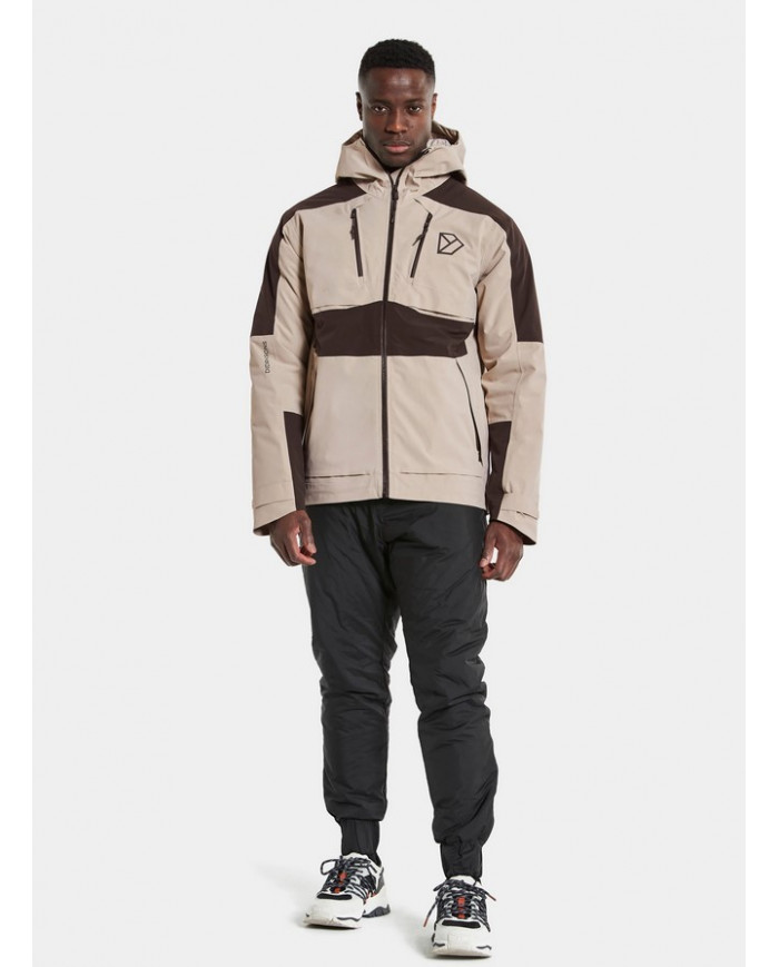 Bernumode | Didriksons: POVEL USX JKT (100 g) €114.50 DRY LEVEL 10
DRY-10, all seams taped.
HEAT LEVEL 15
• >200 g/m² main padding.• ¾ Length body cover.• Taffeta lining.• Waterproof (all seams taped).• Windproof.
BREATHABLE LEVEL 5
5000 g/m²/24 h, ASTM E-96 BW STANDARD.
FUNCTION LEVEL 18
• 2way adjustable hood• 2way frontzip• Adjustable hem• Adjustable sleeve ends• Chestpockets with button closing• Chin guard• ECO Lining fabric solution dyed• Fixed hood• Front placket with button closing• Frontpockets with button closing• Hanger on back• Inner pocket in mesh• Inside elastic cuffs with thumbhole• Napoleon pocket• One hand adjustable hood• Reflective panel at hood• Side pockets• Side pockets with zipper• Zipper with cover at front
Drew is a classic, padded winter parka, which is windproof and waterproof with taped seams. It is made of a breathable fabric and the high collar protects against wind and rain. Wear it during cold winter days in the city or by the coast.
It has six pockets, two with zippers. Drew has a fixed hood, which is adjustable front and back, and a practical inside pocket. It has a flexible two-way front zip with protective storm flap. The hem has adjustable drawstrings for optimum fit. Ribbed cuffs with thumbholes provide added insulation. The insulation is made of recycled fabrics and the lining has been dyed using Solution Dye, a dye technique that saves up to 80% water compared to conventionally dyed polyester/polyamide fabric. For the black, dark night blue and deep green colourways, the shell fabric is solution dyed, too. PFC-free water-repellent finish.
Designed in Sweden, produced in Vietnam.
 Bernumode | Didriksons: POVEL USX JKT (100 g) €114.50 DRY LEVEL 10
DRY-10, all seams taped.
HEAT LEVEL 15
• >200 g/m² main padding.• ¾ Length body cover.• Taffeta lining.• Waterproof (all seams taped).• Windproof.
BREATHABLE LEVEL 5
5000 g/m²/24 h, ASTM E-96 BW STANDARD.
FUNCTION LEVEL 18
• 2way adjustable hood• 2way frontzip• Adjustable hem• Adjustable sleeve ends• Chestpockets with button closing• Chin guard• ECO Lining fabric solution dyed• Fixed hood• Front placket with button closing• Frontpockets with button closing• Hanger on back• Inner pocket in mesh• Inside elastic cuffs with thumbhole• Napoleon pocket• One hand adjustable hood• Reflective panel at hood• Side pockets• Side pockets with zipper• Zipper with cover at front
Drew is a classic, padded winter parka, which is windproof and waterproof with taped seams. It is made of a breathable fabric and the high collar protects against wind and rain. Wear it during cold winter days in the city or by the coast.
It has six pockets, two with zippers. Drew has a fixed hood, which is adjustable front and back, and a practical inside pocket. It has a flexible two-way front zip with protective storm flap. The hem has adjustable drawstrings for optimum fit. Ribbed cuffs with thumbholes provide added insulation. The insulation is made of recycled fabrics and the lining has been dyed using Solution Dye, a dye technique that saves up to 80% water compared to conventionally dyed polyester/polyamide fabric. For the black, dark night blue and deep green colourways, the shell fabric is solution dyed, too. PFC-free water-repellent finish.
Designed in Sweden, produced in Vietnam.