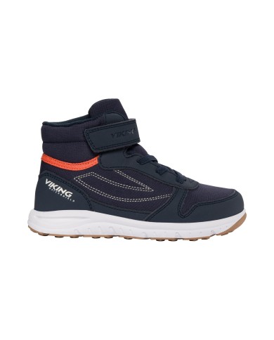 Bernumode | Lenne: Starpsezonas komplekts ROZA 80 g +  45 g 79,27 € Šis komplekts, kas izgatavots no laikapstākļiem izturīga Active auduma, ir piemērots mazākām meitenēm, kurām patīk būt aktīvām ārā un kuras nebaidās samirkt. Auduma ūdensizturīgā virsma ir izturīga un ērta, jo pasargā no vēja un lietus, nedeformējas un izturas ar regulāru mazgāšanu, saglabājot savas sākotnējās īpašības. Zem jakas valkājot vēja un lietus necaurlaidīgas bikses, tā ir ideāla izvēle ikdienas spēlēm brīvā dabā. Produkta dizainā ir atstarojošas detaļas, kas padara jūsu bērnu redzamu pat tad, ja ārā ir tumšs. Droša spiedpogas pārsegs atdalās no izstrādājuma, ja tas iestrēgst.
Ūdensizturība: 5 000/10 000 mm 
Elpošanas spēja: 5 000/10 000 g/m2/24h 
Laikapstākļiem izturīgs komplekts ar burvīgu apdruku augšējo daļu ir piemērots valkāšanai pavasara-rudens periodā.
Augšējā daļa Active un apakšējā daļa Active+. Mūsu augsto tehnoloģiju audumiem ir ūdensnecaurlaidīga membrāna, kas neļauj ūdenim iekļūt izstrādājumā. Tajā pašā laikā tai ir spēja iztvaikot sviedrus. ◆Ūdensizturība: ūdens stabs 5000/10 000 mm ◆Elpošanas spēja: ūdens tvaiku caurlaidība 5000/10 000 g/m²/24h ◆Vēja pretestība: gaisa caurlaidība 0 l/m²s ◆Ūdens un augsnes atgrūšanas spēja: DWR izturīgs
VIEGLI SILTA**: izolācija ir labākā izvēle vēsiem laikapstākļiem. Lieliski piemērota temperatūrai ...0 °C. Šī vate ir izgatavota no otrreizēji pārstrādātiem materiāliem, samazinot vajadzību pārmērīgi patērēt dabas resursus. Padoms: pārbaudiet temperatūru "jūtas kā". Tādiem faktoriem kā vējš un mitrums lielā mērā ietekmē to, cik auksts jūtaties, un jums var būt nepieciešams izmantot papildu slāni.
Cilpa atstarotāja piestiprināšanai.
 Bernumode | Lenne: Starpsezonas komplekts ROZA 80 g +  45 g 79,27 € Šis komplekts, kas izgatavots no laikapstākļiem izturīga Active auduma, ir piemērots mazākām meitenēm, kurām patīk būt aktīvām ārā un kuras nebaidās samirkt. Auduma ūdensizturīgā virsma ir izturīga un ērta, jo pasargā no vēja un lietus, nedeformējas un izturas ar regulāru mazgāšanu, saglabājot savas sākotnējās īpašības. Zem jakas valkājot vēja un lietus necaurlaidīgas bikses, tā ir ideāla izvēle ikdienas spēlēm brīvā dabā. Produkta dizainā ir atstarojošas detaļas, kas padara jūsu bērnu redzamu pat tad, ja ārā ir tumšs. Droša spiedpogas pārsegs atdalās no izstrādājuma, ja tas iestrēgst.
Ūdensizturība: 5 000/10 000 mm 
Elpošanas spēja: 5 000/10 000 g/m2/24h 
Laikapstākļiem izturīgs komplekts ar burvīgu apdruku augšējo daļu ir piemērots valkāšanai pavasara-rudens periodā.
Augšējā daļa Active un apakšējā daļa Active+. Mūsu augsto tehnoloģiju audumiem ir ūdensnecaurlaidīga membrāna, kas neļauj ūdenim iekļūt izstrādājumā. Tajā pašā laikā tai ir spēja iztvaikot sviedrus. ◆Ūdensizturība: ūdens stabs 5000/10 000 mm ◆Elpošanas spēja: ūdens tvaiku caurlaidība 5000/10 000 g/m²/24h ◆Vēja pretestība: gaisa caurlaidība 0 l/m²s ◆Ūdens un augsnes atgrūšanas spēja: DWR izturīgs
VIEGLI SILTA**: izolācija ir labākā izvēle vēsiem laikapstākļiem. Lieliski piemērota temperatūrai ...0 °C. Šī vate ir izgatavota no otrreizēji pārstrādātiem materiāliem, samazinot vajadzību pārmērīgi patērēt dabas resursus. Padoms: pārbaudiet temperatūru "jūtas kā". Tādiem faktoriem kā vējš un mitrums lielā mērā ietekmē to, cik auksts jūtaties, un jums var būt nepieciešams izmantot papildu slāni.
Cilpa atstarotāja piestiprināšanai.