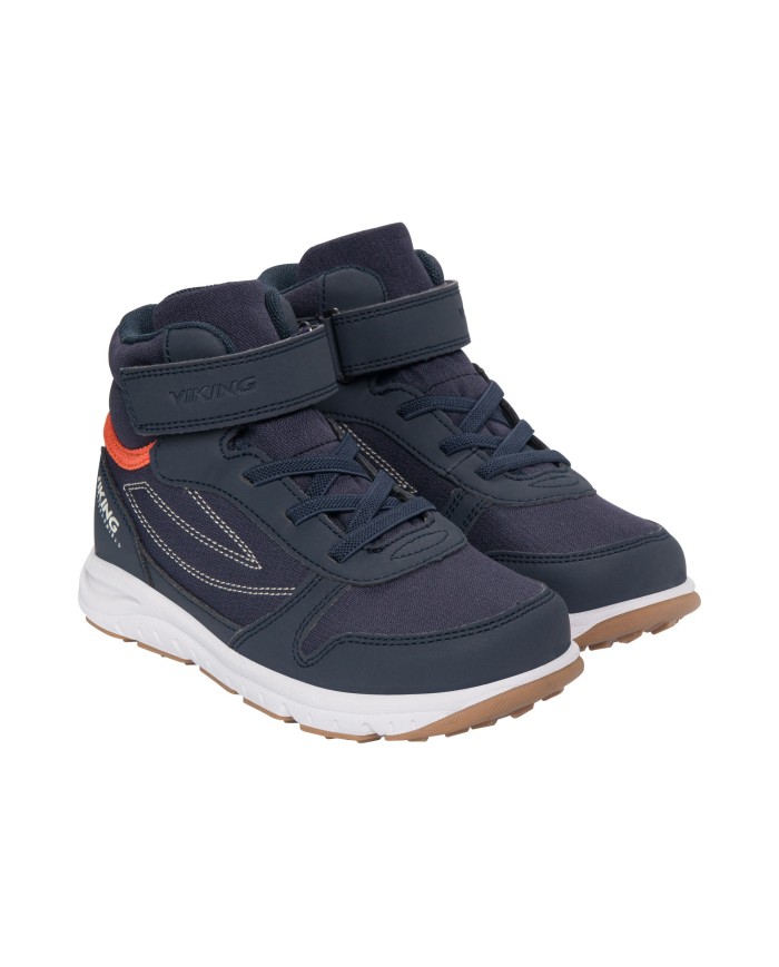 Bernumode | VIKING: HOVET MID WP-Ūdensizturīgas vieglas bērnu kurpes 49,59 € 
Kad beidzot sākas bērnudārzs, jūs vēlaties, lai jūsu pirmsskolas vecuma bērnambūtu apavi, kas atbilst viņu aktīvajām vajadzībām, vienlaikus labi izskatās. Hovet Mid WP ir mūsu stilīgā pilsētas reakcija, kas piedāvā bērniem neticami vieglus, ērtus un ūdensizturīgus apavus ar stabilu potītes atbalstu. Vecāki novērtēs arī to, ka papildus tam, ka apavi labi izskatas, tos var mazgāt veļasmašīnā. Galu galā dubļu peļķes gadās.

•Platums: Šaurs; •Zole/Vidzole-Gumija/EVA; •Augša: Tekstīls / Sintētika;  •Velcro; •Odere: Ūdensnecaurlaidīga odere; •Iekšzoles materiāls: EVA; •Zolīšu fiksācija:Noņemama; •Amortizējoša starpzole (EVA); •Ļauts mazgāt veļas mazgājamajā mašīnā, 30°C;  •Lightweight; •Ļauts mazgāt veļas mazgājamajā mašīnā, 30°C;  • Climate control insole Papildus purngala nostiprināšana;  • Ergonomiski piemērots augošām kājām
Izmēru tabula



Size
Size mm


20
122 mm


21
128 mm


22
135 mm


23
142 mm


24
149 mm


25
156 mm


26
163 mm


27
170 mm


28
177 mm


29
184 mm


30
191 mm


31
199 mm


32
207 mm


33
214 mm


34
221 mm


35
228 mm


