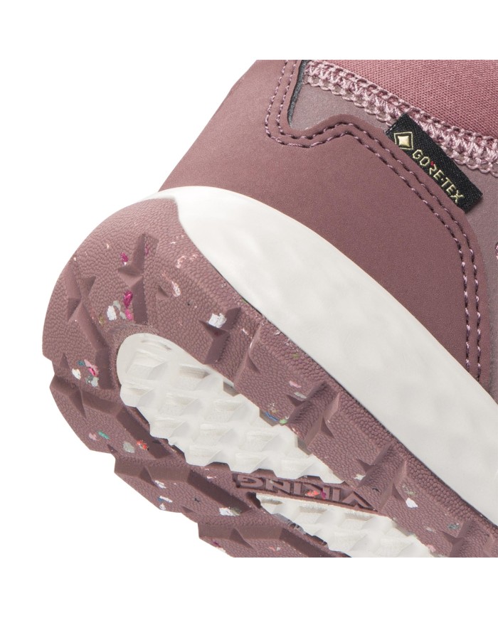 Bernumode | VIKING: Starpsezona kurpes Veme Mid GTX R-Vieglas ūdensizturīgas bērnu kurpes 64,05 € Viking vislabāk pārdotais produkts iegūst vieglāku un ilgtspējīgāku jauninājumu ar Veme Reflex Mid GTX. Tās pašas viedās funkcijas ir izmantotas, lai aizsargātu mazos pētniekus, piemēram, ūdensnecaurlaidīga GORE-TEX membrāna un labi redzama atstarojoša siksna. Satveramai gumijas zolei ir arī izturīgi purngalu un papēžu pastiprinājumi, kā arī sprauga bikšu siksnām. Tā kā 60% materiālu satur pārstrādātu saturu, tas tagad ir nopelnījis vietu mūsu Ilgtspējīgas izvēles kolekcijā. Tam pievieno noņemamu iekšzoli un to, ka to var mazgāt 30 grādos, Veme Reflex Mid GTX vienā apavos apvieno ērtības, izturību un ilgtspējību.
Izmēru tabula




izmērs
Iekšzole, cm


22
14,2


23
14,9


24
15,5


25
16,2


26
16,9


27
17,5


28
18,2


29
18,8


30
19,5


31
20,1


32
20,8


33
21,4


34
22,1


35
22,7


