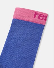 Bernumode | Reima: Bērnu termo zeķes, Parit (2 gab.) 15,62 € Divu pāru mīksto merīnvilnas maisījuma zeķes – ideāls kompanjons ūdensizturīgām kurpēm aukstā laikā.
Apskaujiet sava maza piedzīvojumu meklētāja kājas ar siltu un ērtu Reima bērnu zeķu Parit apņemšanu. Izgatavotas no mīksta merīnvilnas maisījuma, šīs zeķes palīdz saglabāt bērna pirkstus siltus un nodrošina ideālu komfortu ārā. Elastīgais materiāls cieši apņem kājas, nodrošinot stingru piegulšanu, bet neierobežojot kustības. Ideāli piemērotas valkāšanai ar ūdensizturīgām kurpēm, šī 2 pāru iepakojuma kombinācija piedāvā ideālu termoregulāciju, izturību un mīkstumu, padarot katru soli par piedzīvojumu komfortā.
Mīksts merīnvilnas maisījums, lai nodrošinātu ideālu termoregulāciju
2 pāru iepakojums
Mazgāt līdzīgās krāsās. Neizmantojiet mazgāšanas līdzekļus ar balinātājiem. Izmantojiet vilnas mazgāšanas līdzekli. Neizmantojiet mīkstinātāju. Izmēra samazinājums 5%. Delikāta mašīnu mazgāšana aukstā ūdenī (30°C). Nebalināt. Nelīdzināt. Neķīmiskā tīrīšana. Nežāvēt veļas žāvētājā.
 Bernumode | Reima: Bērnu termo zeķes, Parit (2 gab.) 15,62 € Divu pāru mīksto merīnvilnas maisījuma zeķes – ideāls kompanjons ūdensizturīgām kurpēm aukstā laikā.
Apskaujiet sava maza piedzīvojumu meklētāja kājas ar siltu un ērtu Reima bērnu zeķu Parit apņemšanu. Izgatavotas no mīksta merīnvilnas maisījuma, šīs zeķes palīdz saglabāt bērna pirkstus siltus un nodrošina ideālu komfortu ārā. Elastīgais materiāls cieši apņem kājas, nodrošinot stingru piegulšanu, bet neierobežojot kustības. Ideāli piemērotas valkāšanai ar ūdensizturīgām kurpēm, šī 2 pāru iepakojuma kombinācija piedāvā ideālu termoregulāciju, izturību un mīkstumu, padarot katru soli par piedzīvojumu komfortā.
Mīksts merīnvilnas maisījums, lai nodrošinātu ideālu termoregulāciju
2 pāru iepakojums
Mazgāt līdzīgās krāsās. Neizmantojiet mazgāšanas līdzekļus ar balinātājiem. Izmantojiet vilnas mazgāšanas līdzekli. Neizmantojiet mīkstinātāju. Izmēra samazinājums 5%. Delikāta mašīnu mazgāšana aukstā ūdenī (30°C). Nebalināt. Nelīdzināt. Neķīmiskā tīrīšana. Nežāvēt veļas žāvētājā.