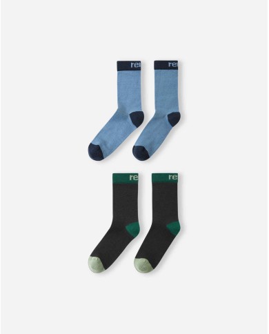 Bernumode | Lenne: Starpsezonas komplekts ROZA 80 g +  45 g 79,27 € Šis komplekts, kas izgatavots no laikapstākļiem izturīga Active auduma, ir piemērots mazākām meitenēm, kurām patīk būt aktīvām ārā un kuras nebaidās samirkt. Auduma ūdensizturīgā virsma ir izturīga un ērta, jo pasargā no vēja un lietus, nedeformējas un izturas ar regulāru mazgāšanu, saglabājot savas sākotnējās īpašības. Zem jakas valkājot vēja un lietus necaurlaidīgas bikses, tā ir ideāla izvēle ikdienas spēlēm brīvā dabā. Produkta dizainā ir atstarojošas detaļas, kas padara jūsu bērnu redzamu pat tad, ja ārā ir tumšs. Droša spiedpogas pārsegs atdalās no izstrādājuma, ja tas iestrēgst.
Ūdensizturība: 5 000/10 000 mm 
Elpošanas spēja: 5 000/10 000 g/m2/24h 
Laikapstākļiem izturīgs komplekts ar burvīgu apdruku augšējo daļu ir piemērots valkāšanai pavasara-rudens periodā.
Augšējā daļa Active un apakšējā daļa Active+. Mūsu augsto tehnoloģiju audumiem ir ūdensnecaurlaidīga membrāna, kas neļauj ūdenim iekļūt izstrādājumā. Tajā pašā laikā tai ir spēja iztvaikot sviedrus. ◆Ūdensizturība: ūdens stabs 5000/10 000 mm ◆Elpošanas spēja: ūdens tvaiku caurlaidība 5000/10 000 g/m²/24h ◆Vēja pretestība: gaisa caurlaidība 0 l/m²s ◆Ūdens un augsnes atgrūšanas spēja: DWR izturīgs
VIEGLI SILTA**: izolācija ir labākā izvēle vēsiem laikapstākļiem. Lieliski piemērota temperatūrai ...0 °C. Šī vate ir izgatavota no otrreizēji pārstrādātiem materiāliem, samazinot vajadzību pārmērīgi patērēt dabas resursus. Padoms: pārbaudiet temperatūru "jūtas kā". Tādiem faktoriem kā vējš un mitrums lielā mērā ietekmē to, cik auksts jūtaties, un jums var būt nepieciešams izmantot papildu slāni.
Cilpa atstarotāja piestiprināšanai.
 Bernumode | Lenne: Starpsezonas komplekts ROZA 80 g +  45 g 79,27 € Šis komplekts, kas izgatavots no laikapstākļiem izturīga Active auduma, ir piemērots mazākām meitenēm, kurām patīk būt aktīvām ārā un kuras nebaidās samirkt. Auduma ūdensizturīgā virsma ir izturīga un ērta, jo pasargā no vēja un lietus, nedeformējas un izturas ar regulāru mazgāšanu, saglabājot savas sākotnējās īpašības. Zem jakas valkājot vēja un lietus necaurlaidīgas bikses, tā ir ideāla izvēle ikdienas spēlēm brīvā dabā. Produkta dizainā ir atstarojošas detaļas, kas padara jūsu bērnu redzamu pat tad, ja ārā ir tumšs. Droša spiedpogas pārsegs atdalās no izstrādājuma, ja tas iestrēgst.
Ūdensizturība: 5 000/10 000 mm 
Elpošanas spēja: 5 000/10 000 g/m2/24h 
Laikapstākļiem izturīgs komplekts ar burvīgu apdruku augšējo daļu ir piemērots valkāšanai pavasara-rudens periodā.
Augšējā daļa Active un apakšējā daļa Active+. Mūsu augsto tehnoloģiju audumiem ir ūdensnecaurlaidīga membrāna, kas neļauj ūdenim iekļūt izstrādājumā. Tajā pašā laikā tai ir spēja iztvaikot sviedrus. ◆Ūdensizturība: ūdens stabs 5000/10 000 mm ◆Elpošanas spēja: ūdens tvaiku caurlaidība 5000/10 000 g/m²/24h ◆Vēja pretestība: gaisa caurlaidība 0 l/m²s ◆Ūdens un augsnes atgrūšanas spēja: DWR izturīgs
VIEGLI SILTA**: izolācija ir labākā izvēle vēsiem laikapstākļiem. Lieliski piemērota temperatūrai ...0 °C. Šī vate ir izgatavota no otrreizēji pārstrādātiem materiāliem, samazinot vajadzību pārmērīgi patērēt dabas resursus. Padoms: pārbaudiet temperatūru "jūtas kā". Tādiem faktoriem kā vējš un mitrums lielā mērā ietekmē to, cik auksts jūtaties, un jums var būt nepieciešams izmantot papildu slāni.
Cilpa atstarotāja piestiprināšanai.
