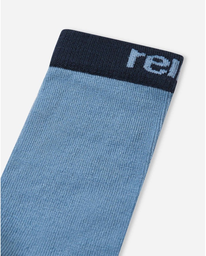 Bernumode | Reima: Bērnu termo zeķes, Parit (2 gab.) 15,62 € Divu pāru mīksto merīnvilnas maisījuma zeķes – ideāls kompanjons ūdensizturīgām kurpēm aukstā laikā.
Apskaujiet sava maza piedzīvojumu meklētāja kājas ar siltu un ērtu Reima bērnu zeķu Parit apņemšanu. Izgatavotas no mīksta merīnvilnas maisījuma, šīs zeķes palīdz saglabāt bērna pirkstus siltus un nodrošina ideālu komfortu ārā. Elastīgais materiāls cieši apņem kājas, nodrošinot stingru piegulšanu, bet neierobežojot kustības. Ideāli piemērotas valkāšanai ar ūdensizturīgām kurpēm, šī 2 pāru iepakojuma kombinācija piedāvā ideālu termoregulāciju, izturību un mīkstumu, padarot katru soli par piedzīvojumu komfortā.
Mīksts merīnvilnas maisījums, lai nodrošinātu ideālu termoregulāciju
2 pāru iepakojums
Mazgāt līdzīgās krāsās. Neizmantojiet mazgāšanas līdzekļus ar balinātājiem. Izmantojiet vilnas mazgāšanas līdzekli. Neizmantojiet mīkstinātāju. Izmēra samazinājums 5%. Delikāta mašīnu mazgāšana aukstā ūdenī (30°C). Nebalināt. Nelīdzināt. Neķīmiskā tīrīšana. Nežāvēt veļas žāvētājā.
 Bernumode | Reima: Bērnu termo zeķes, Parit (2 gab.) 15,62 € Divu pāru mīksto merīnvilnas maisījuma zeķes – ideāls kompanjons ūdensizturīgām kurpēm aukstā laikā.
Apskaujiet sava maza piedzīvojumu meklētāja kājas ar siltu un ērtu Reima bērnu zeķu Parit apņemšanu. Izgatavotas no mīksta merīnvilnas maisījuma, šīs zeķes palīdz saglabāt bērna pirkstus siltus un nodrošina ideālu komfortu ārā. Elastīgais materiāls cieši apņem kājas, nodrošinot stingru piegulšanu, bet neierobežojot kustības. Ideāli piemērotas valkāšanai ar ūdensizturīgām kurpēm, šī 2 pāru iepakojuma kombinācija piedāvā ideālu termoregulāciju, izturību un mīkstumu, padarot katru soli par piedzīvojumu komfortā.
Mīksts merīnvilnas maisījums, lai nodrošinātu ideālu termoregulāciju
2 pāru iepakojums
Mazgāt līdzīgās krāsās. Neizmantojiet mazgāšanas līdzekļus ar balinātājiem. Izmantojiet vilnas mazgāšanas līdzekli. Neizmantojiet mīkstinātāju. Izmēra samazinājums 5%. Delikāta mašīnu mazgāšana aukstā ūdenī (30°C). Nebalināt. Nelīdzināt. Neķīmiskā tīrīšana. Nežāvēt veļas žāvētājā.