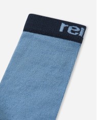 Bernumode | Reima: Bērnu termo zeķes, Parit (2 gab.) 15,62 € Divu pāru mīksto merīnvilnas maisījuma zeķes – ideāls kompanjons ūdensizturīgām kurpēm aukstā laikā.
Apskaujiet sava maza piedzīvojumu meklētāja kājas ar siltu un ērtu Reima bērnu zeķu Parit apņemšanu. Izgatavotas no mīksta merīnvilnas maisījuma, šīs zeķes palīdz saglabāt bērna pirkstus siltus un nodrošina ideālu komfortu ārā. Elastīgais materiāls cieši apņem kājas, nodrošinot stingru piegulšanu, bet neierobežojot kustības. Ideāli piemērotas valkāšanai ar ūdensizturīgām kurpēm, šī 2 pāru iepakojuma kombinācija piedāvā ideālu termoregulāciju, izturību un mīkstumu, padarot katru soli par piedzīvojumu komfortā.
Mīksts merīnvilnas maisījums, lai nodrošinātu ideālu termoregulāciju
2 pāru iepakojums
Mazgāt līdzīgās krāsās. Neizmantojiet mazgāšanas līdzekļus ar balinātājiem. Izmantojiet vilnas mazgāšanas līdzekli. Neizmantojiet mīkstinātāju. Izmēra samazinājums 5%. Delikāta mašīnu mazgāšana aukstā ūdenī (30°C). Nebalināt. Nelīdzināt. Neķīmiskā tīrīšana. Nežāvēt veļas žāvētājā.
 Bernumode | Reima: Bērnu termo zeķes, Parit (2 gab.) 15,62 € Divu pāru mīksto merīnvilnas maisījuma zeķes – ideāls kompanjons ūdensizturīgām kurpēm aukstā laikā.
Apskaujiet sava maza piedzīvojumu meklētāja kājas ar siltu un ērtu Reima bērnu zeķu Parit apņemšanu. Izgatavotas no mīksta merīnvilnas maisījuma, šīs zeķes palīdz saglabāt bērna pirkstus siltus un nodrošina ideālu komfortu ārā. Elastīgais materiāls cieši apņem kājas, nodrošinot stingru piegulšanu, bet neierobežojot kustības. Ideāli piemērotas valkāšanai ar ūdensizturīgām kurpēm, šī 2 pāru iepakojuma kombinācija piedāvā ideālu termoregulāciju, izturību un mīkstumu, padarot katru soli par piedzīvojumu komfortā.
Mīksts merīnvilnas maisījums, lai nodrošinātu ideālu termoregulāciju
2 pāru iepakojums
Mazgāt līdzīgās krāsās. Neizmantojiet mazgāšanas līdzekļus ar balinātājiem. Izmantojiet vilnas mazgāšanas līdzekli. Neizmantojiet mīkstinātāju. Izmēra samazinājums 5%. Delikāta mašīnu mazgāšana aukstā ūdenī (30°C). Nebalināt. Nelīdzināt. Neķīmiskā tīrīšana. Nežāvēt veļas žāvētājā.