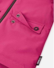 Bernumode | Reima: Starpsezonas jaka meitenei, SYMPPIS (80g) 65,29 € Retro stila jaka bērniem ar izšūtu oderi. Pilnībā ūdensnecaurlaidīga un izgatavota no pārstrādātiem materiāliem.
Reimatec bērnu ūdensnecaurlaidīgā Symppis jaka ar vieglu izolāciju ir klasiskā stilā, taisna piegriezuma un ar lielām atstarojošām detaļām. Drošs, noņemams kapuce ar ribotām malām, kas aizsargā galvu no vēja, elastīgas aproces, kas aiztur aukstumu, un lielas kabatas ar atloka aizdari, lai saglabātu jūsu dārgumus drošībā – visas šīs īpašības ir paredzētas, lai aizsargātu jūsu mazo piedzīvojumu meklētāju no nelabvēlīgiem laikapstākļiem. Daļa šķiedru ir pārstrādāta. Padariet katru dienu videi draudzīgāku!


Atsegti šuves, hermetizētas ūdensnecaurlaidības nodrošināšanai


Ūdens- un vēja necaurlaidīgs, elpojošs, netīrumus atgrūdošs materiāls


Izturīgs materiāls


Vieglā izolācija


Gluda poliestera oderes materiāls


Drošs, noņemams kapuce


Mīksta ribota apdare kapuces malā


Elastīgas aproces


Divas kabatas ar atloka aizdari


Regulējams apakšmala


Atstarojošas detaļas


Parasta mašīnu mazgāšana siltā ūdenī (40°C). Neizmantojiet balinātājus. Gludināt pie zemākas temperatūras. Neķīmiskā tīrīšana. Žāvēt pie zemākas temperatūras.

