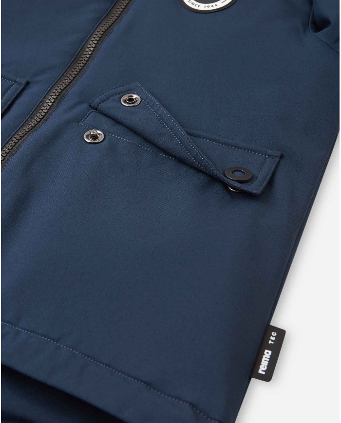 Bernumode | Reima: Демисезонная куртка на мальчика,  SYMPPIS (80г) 65,29 € Куртка в ретро-стиле для детей с утепленной подкладкой. Полностью водонепроницаемая и выполнена из переработанных материалов.
Водонепроницаемая куртка Symppis от Reimatec для детей с легкой изоляцией в классическом стиле, прямого кроя и с большими светоотражающими деталями. Безопасный съемный капюшон с ребристым краем для защиты головы от ветра, эластичные манжеты, которые не позволяют холоду проникнуть внутрь, и большие карманы с клапанами для хранения сокровищ — все эти особенности созданы, чтобы защитить вашего маленького путешественника от любых неблагоприятных погодных условий. Часть волокон переработаны. Сделайте каждый день более экологичным!


Герметично запечатанные внешние швы


Водонепроницаемый, ветрозащитный, дышащий, грязеотталкивающий материал


Прочный материал


Легкая изоляция


Гладкая подкладка из полиэстера


Безопасный съемный капюшон


Мягкая ребристая отделка капюшона


Эластичные манжеты


Два кармана с клапанами


Регулируемый низ


Светоотражающие детали


Стирка в машине при температуре 40°C. Не отбеливать. Гладить при низкой температуре. Не подвергать химической чистке. Сушка при низкой температуре.
