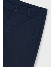 Bernumode | Mayoral: Брюки на мальчика 21,07 € Длинные брюки для мальчиков в стиле «чино» с прямым кроем, идеально подходят для самых элегантных случаев. Застёгиваются на молнию и пуговицу. Регулируемая эластичная резинка с пуговицами внутри пояса для лучшей посадки. Ткань интерлок с двуслойной структурой, отлично сохраняет тепло. Модель с защипами.