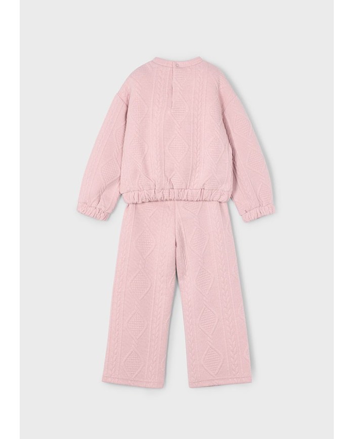 Bernumode | Mayoral: Padded tracksuit for girl €32.64 Two-piece tracksuit for girls: sweatshirt and long pants.Long-sleeve sweatshirt with a round neckline. Snap button closure at the back. Quilted-effect textile exterior.Girls’ pants with an elastic waistband, smooth design.
