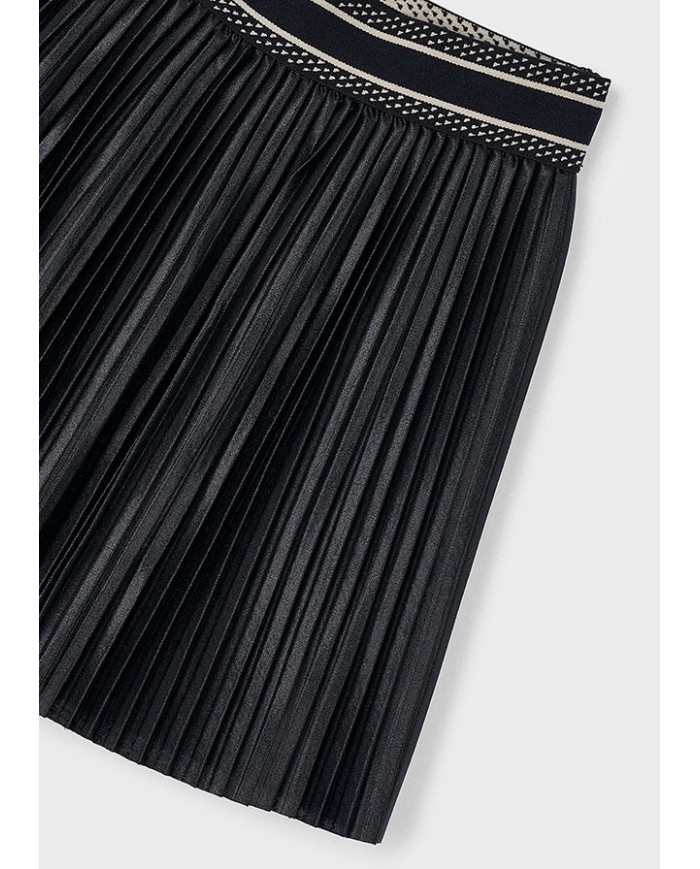 Bernumode | Mayoral: Pleated skirt for girl €21.07 Girls’ skirt with an elastic waistband. Pleated design with a soft polyester lining. Made with recycled polyester.