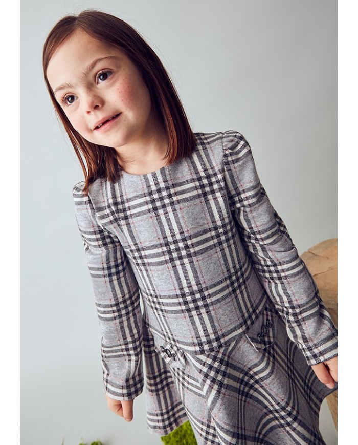 Bernumode | Mayoral: Трикотажное платье на девочку 41,74 € Платье для девочек с пышными рукавами и круглым вырезом. Крой с завышенной талией и невидимой молнией сзади. Сочетание разных тканей создает уникальный и особенный дизайн. Передние декоративные карманы имитированы. Элементы декора: металлические аппликации. Мотив в клетку, придающий стильный и элегантный вид.
