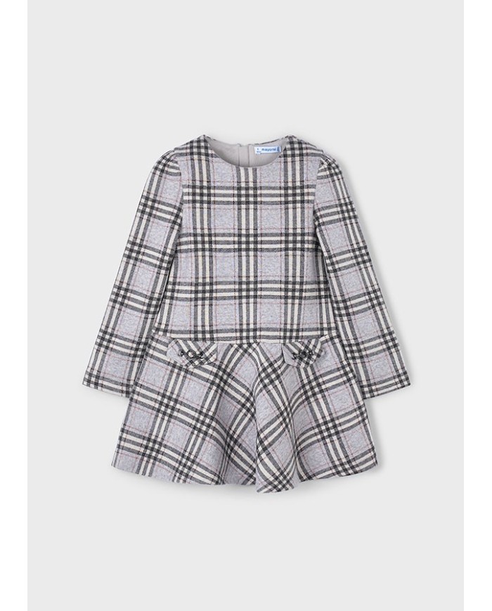 Bernumode | Mayoral: Трикотажное платье на девочку 41,74 € Платье для девочек с пышными рукавами и круглым вырезом. Крой с завышенной талией и невидимой молнией сзади. Сочетание разных тканей создает уникальный и особенный дизайн. Передние декоративные карманы имитированы. Элементы декора: металлические аппликации. Мотив в клетку, придающий стильный и элегантный вид.
