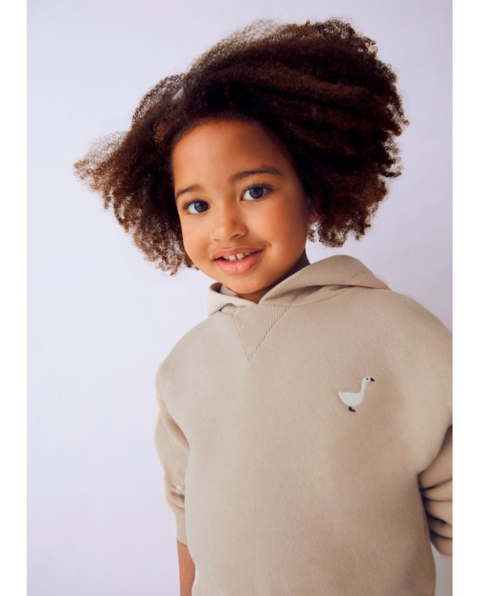 Bernumode | Mayoral: Комплект на девочку (Байка с капюшоном и юбка) 32,64 € Оригинальный комплект для девочек. Свитшот с длинными рукавами и капюшоном, эластичной талией. Элементы декора: вышивка. Юбка с эластичной талией и боковыми карманами, удобная и практичная для повседневной носки.
