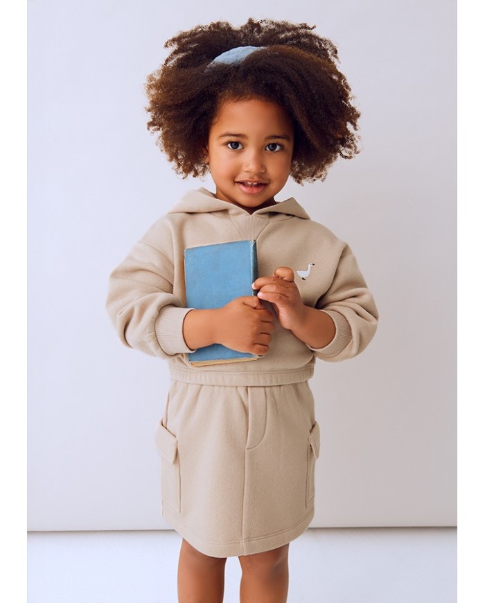 Bernumode | Mayoral: Комплект на девочку (Байка с капюшоном и юбка) 32,64 € Оригинальный комплект для девочек. Свитшот с длинными рукавами и капюшоном, эластичной талией. Элементы декора: вышивка. Юбка с эластичной талией и боковыми карманами, удобная и практичная для повседневной носки.
