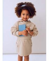 Bernumode | Mayoral: Комплект на девочку (Байка с капюшоном и юбка) 32,64 € Оригинальный комплект для девочек. Свитшот с длинными рукавами и капюшоном, эластичной талией. Элементы декора: вышивка. Юбка с эластичной талией и боковыми карманами, удобная и практичная для повседневной носки.
