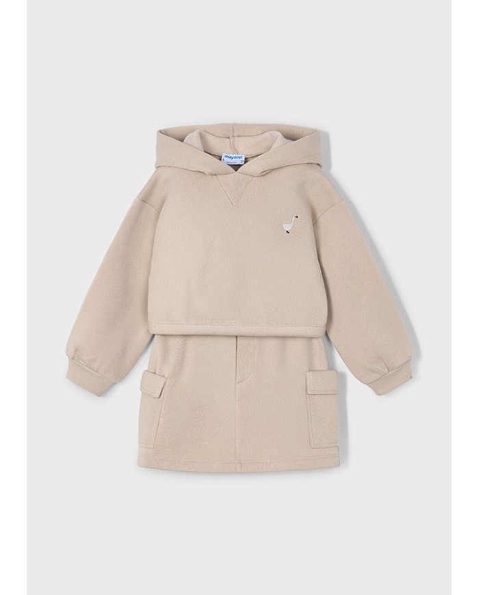 Bernumode | Mayoral: Комплект на девочку (Байка с капюшоном и юбка) 32,64 € Оригинальный комплект для девочек. Свитшот с длинными рукавами и капюшоном, эластичной талией. Элементы декора: вышивка. Юбка с эластичной талией и боковыми карманами, удобная и практичная для повседневной носки.
