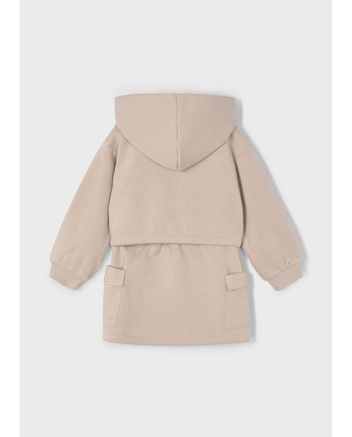 Bernumode | Mayoral: Комплект на девочку (Байка с капюшоном и юбка) 32,64 € Оригинальный комплект для девочек. Свитшот с длинными рукавами и капюшоном, эластичной талией. Элементы декора: вышивка. Юбка с эластичной талией и боковыми карманами, удобная и практичная для повседневной носки.
