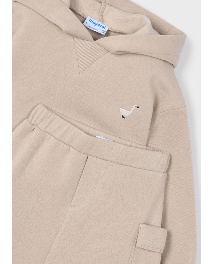 Bernumode | Mayoral: Комплект на девочку (Байка с капюшоном и юбка) 32,64 € Оригинальный комплект для девочек. Свитшот с длинными рукавами и капюшоном, эластичной талией. Элементы декора: вышивка. Юбка с эластичной талией и боковыми карманами, удобная и практичная для повседневной носки.
