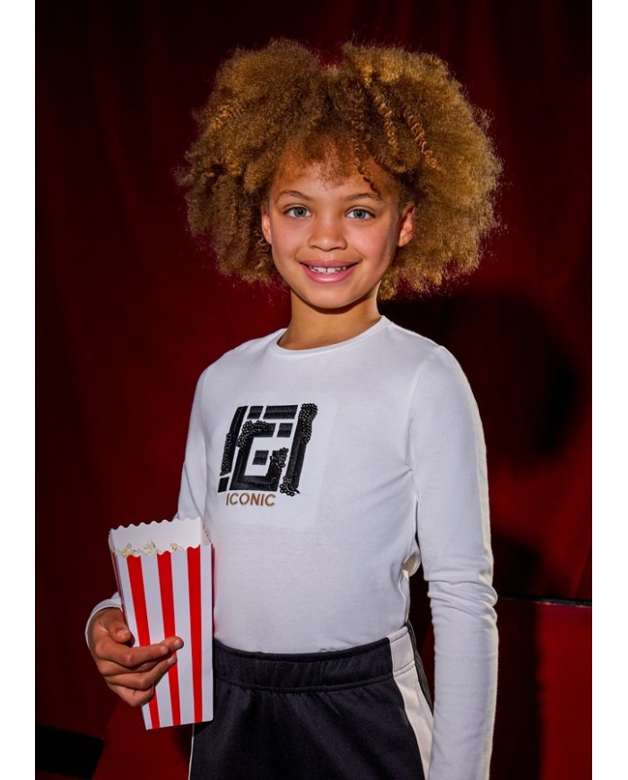 Bernumode | Mayoral: Meiteņu T-krekls ar garām piedurknēm 18,10 € Garām piedurknēm T-krekls meitenēm ar apaļu kakla izgriezumu. Izgatavots no mīksta un elastīga kokvilnas auduma maksimālam komfortam ikdienas valkāšanā. Dekoratīvi elementi: spīguļi. Izvēloties mūsu kokvilnas produktus, jūs atbalstāt mūsu ieguldījumu Better Cotton iniciatīvā. Better Cotton kokvilna tiek iegūta, izmantojot masas līdzsvara sistēmu, un to nevar fiziski izsekot līdz galaproduktiem, taču kokvilnas ražotāji gūst labumu no Better Cotton pieprasījuma ekvivalentā apjomā.